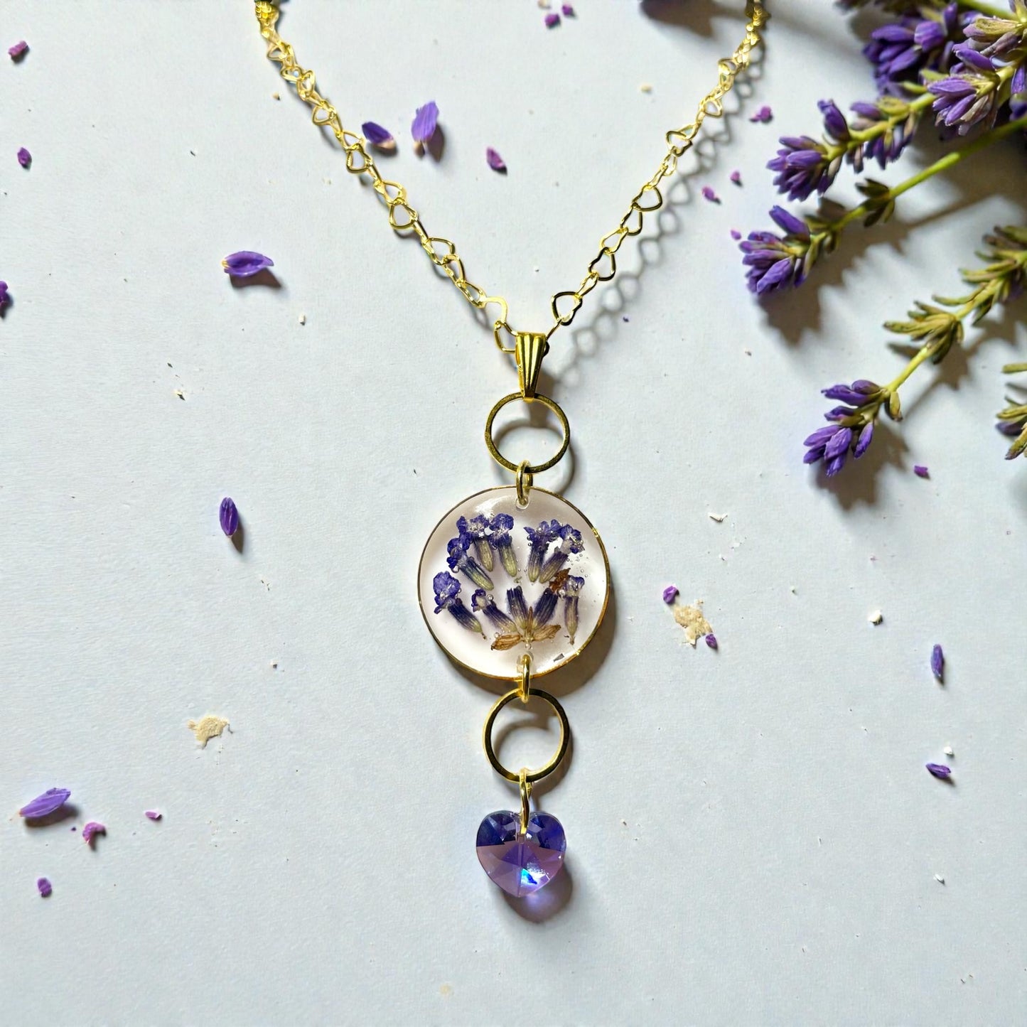 Collier Lavande & cœur de cristal - Aux fleurs de Chloé Collier Lavande & cœur de cristal Collier Collier
