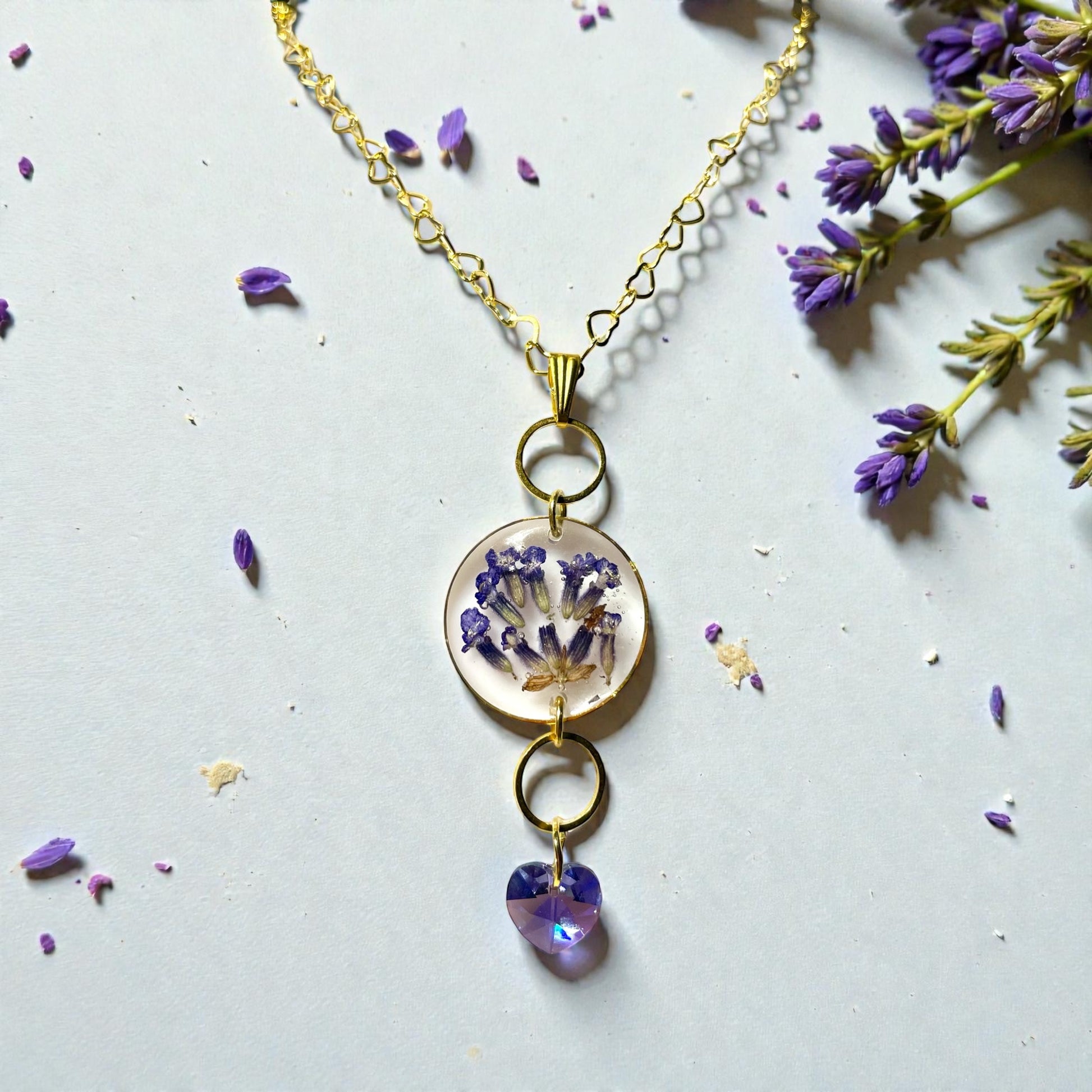 Collier Lavande & cœur de cristal - Aux fleurs de Chloé Collier Lavande & cœur de cristal Collier Collier