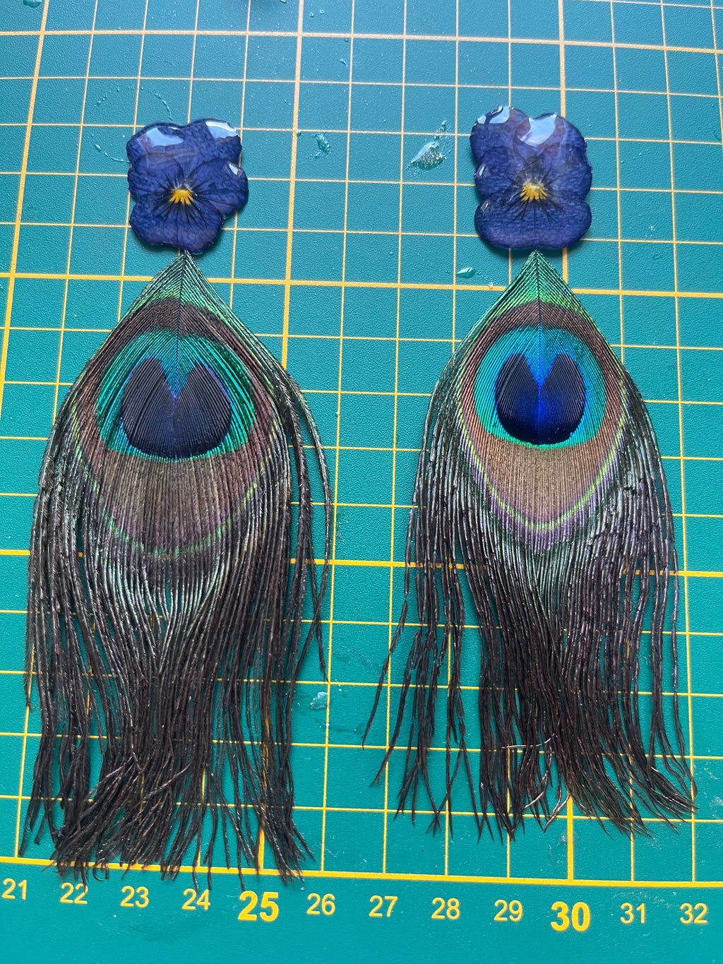 Boucles d’oreilles « Pensée & Plume de paon »