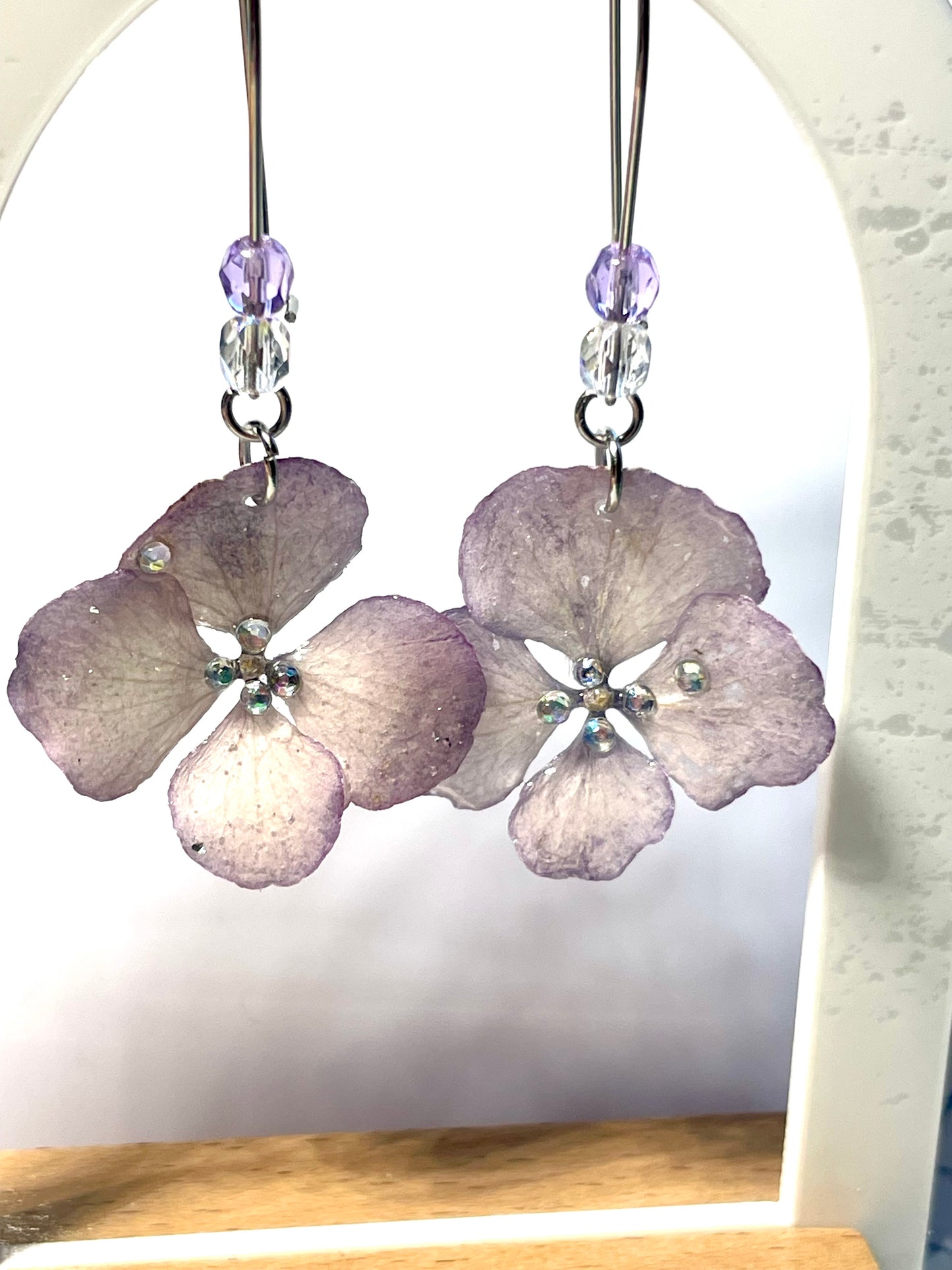 Boucles d’oreilles Hortensia mauve &perles de verre - Aux fleurs de Chloé Boucles d’oreilles Hortensia mauve &perles de verre Boucles d’oreilles Boucles d’oreilles
