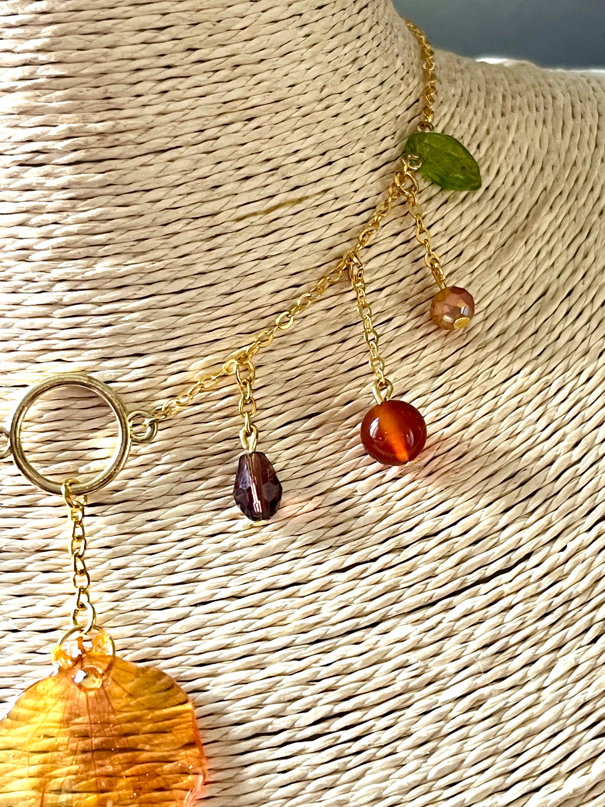 Éclat d’Automne – Collier pétale de Capucine & pierres naturelles