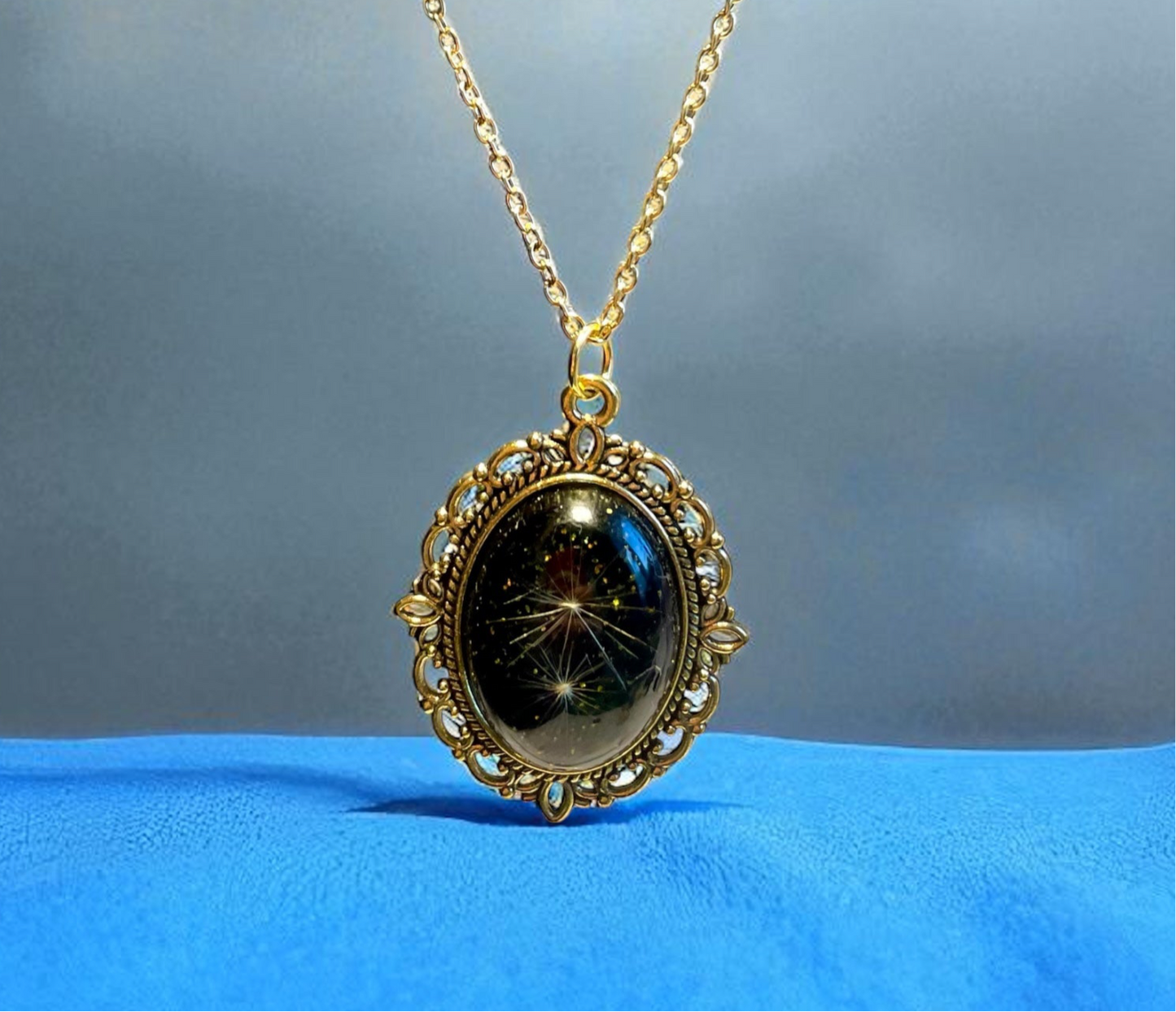 Collier baroque fond noir doré