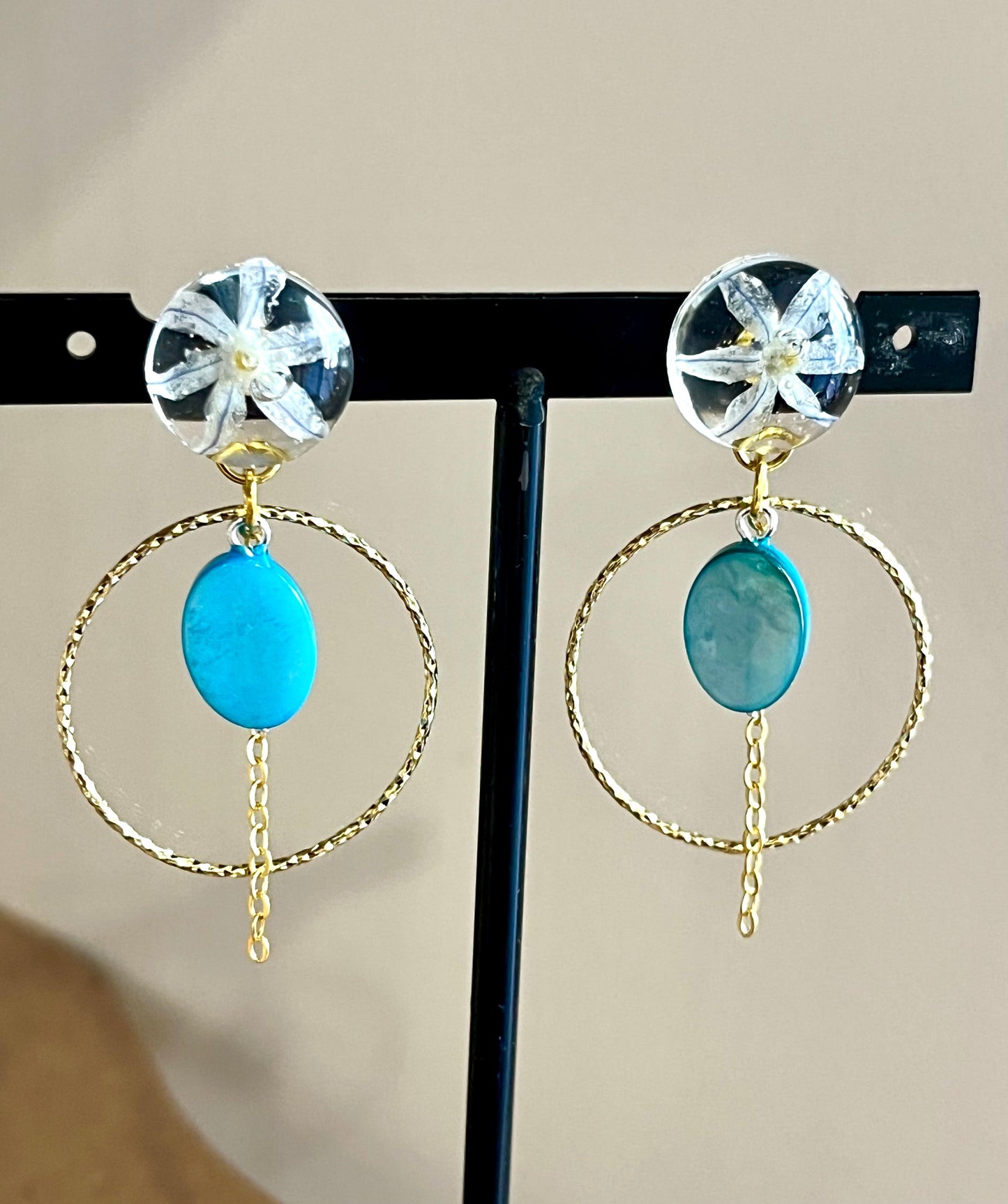 Boucles d’oreilles fleurs de Prunus & nacre bleue