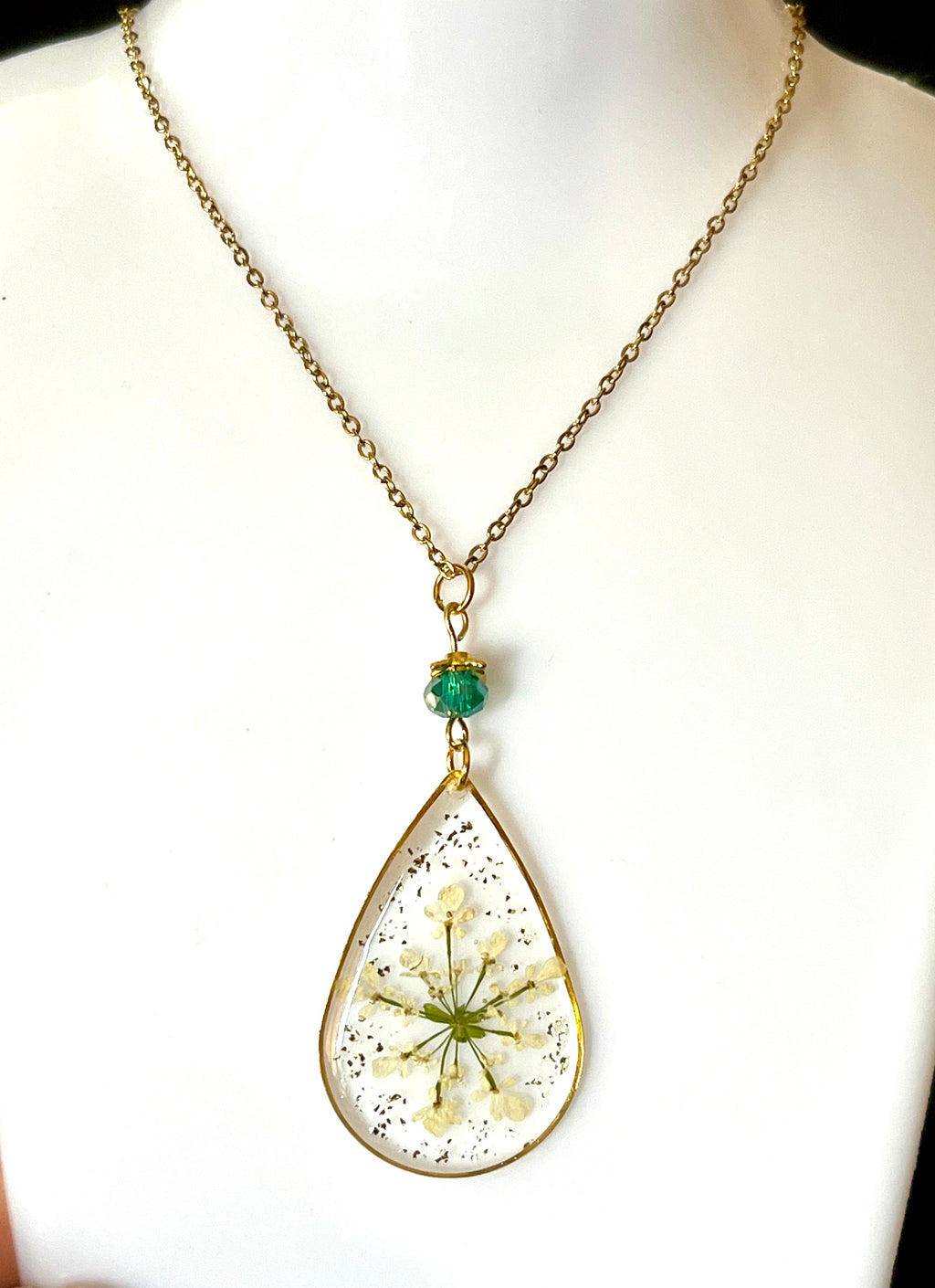 Collier goutte – Fleur naturelle blanche & perle vert  némeraude