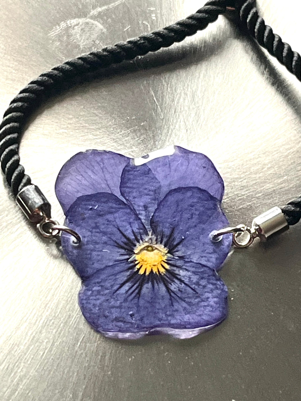 Bracelet Pensée Violette Résinée – Cordon Noir & Finitions Argentées