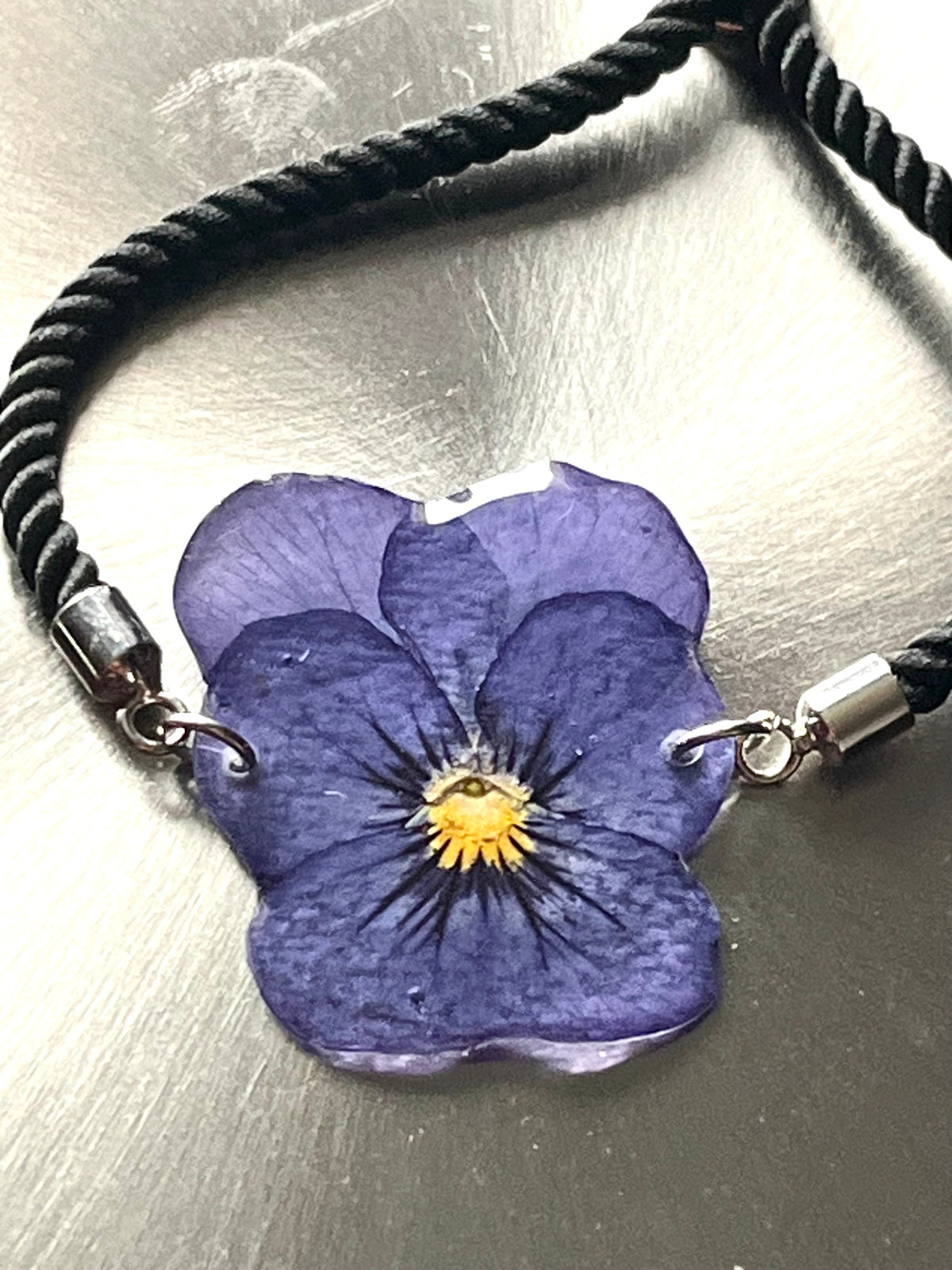 Bracelet Pensée Violette Résinée – Cordon Noir & Finitions Argentées