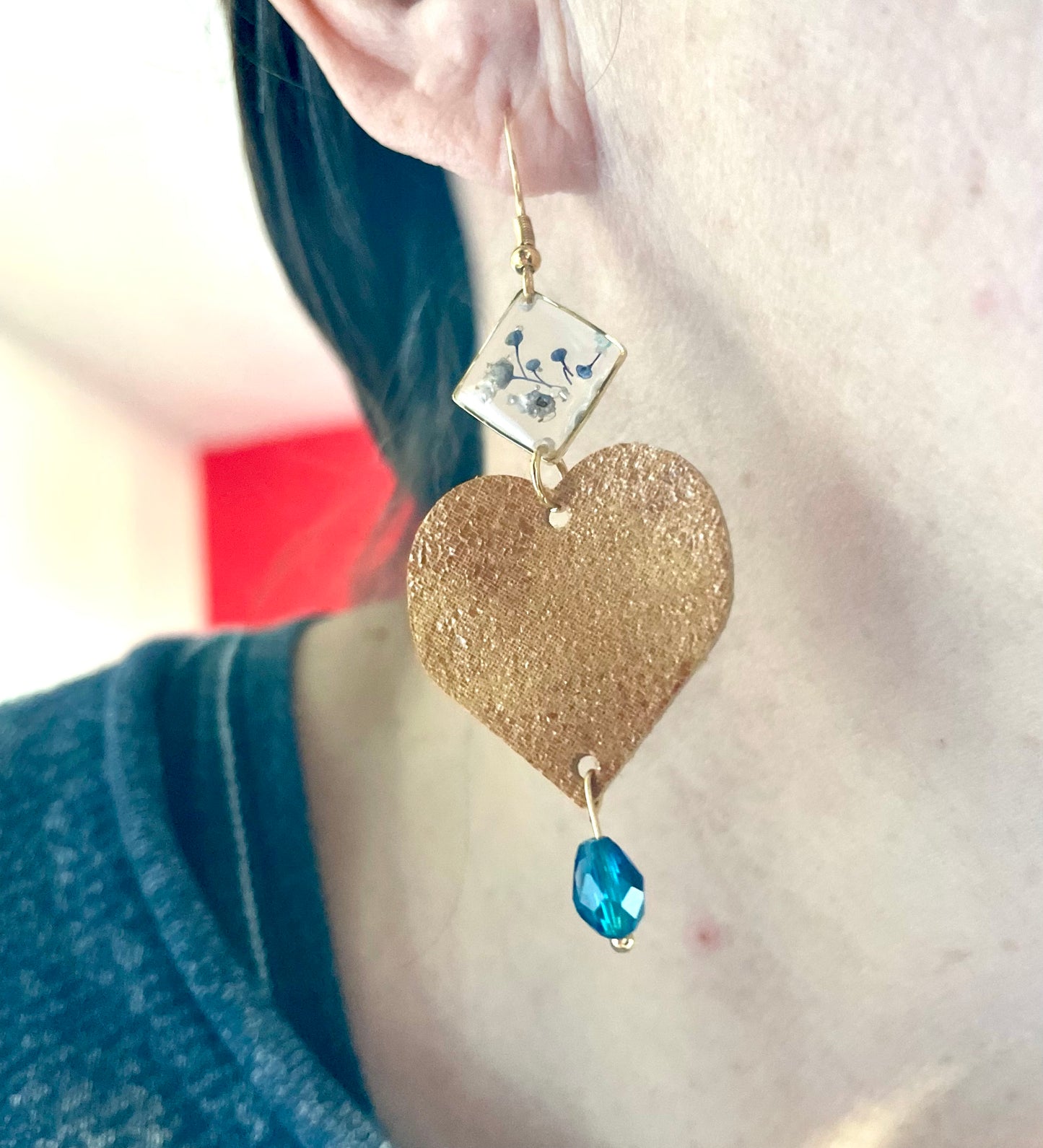 Boucles d’oreilles Fleurs bleues & cuir & perles de verre