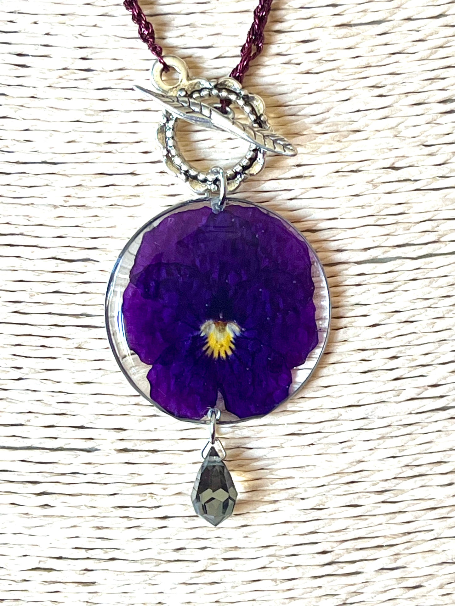 Collier pendentif Pensée violette encapsulée – Style bohème artisanal