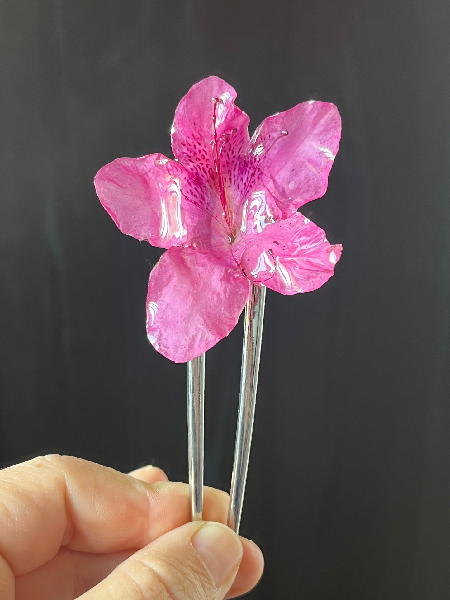 Pic à cheveux fleur naturelle Rhododendron rose – Accessoire bohème élégant