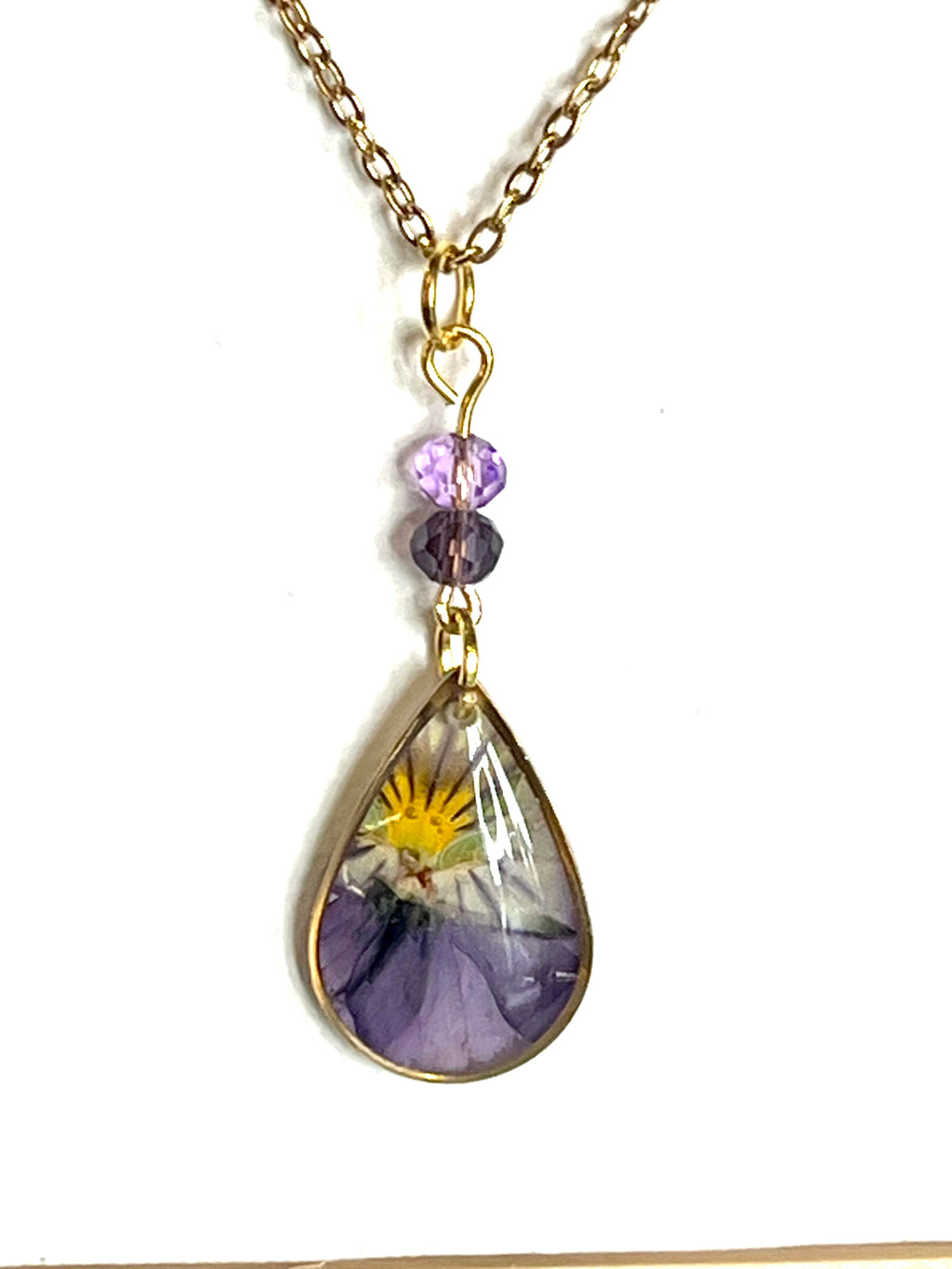 Collier goutte en résine – Fleur de pensée naturelle