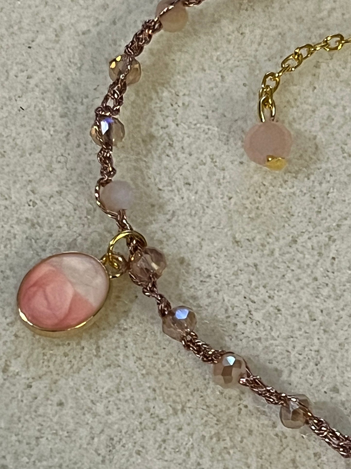 Bracelet de cheville au crochet – Élégance artisanale rosée
