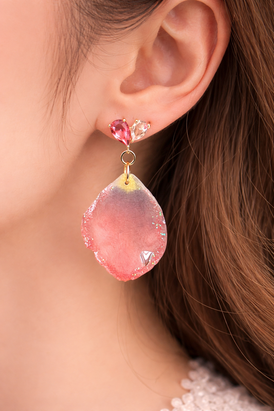 Boucles d’oreilles en pétales naturels de tulipe – Bijou floral unique en résine