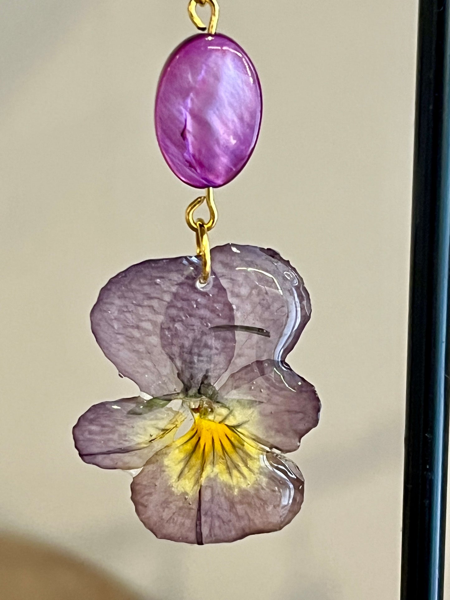 Boucles d’Oreilles Pensées Naturelles & Nacre – Éclat Bohème