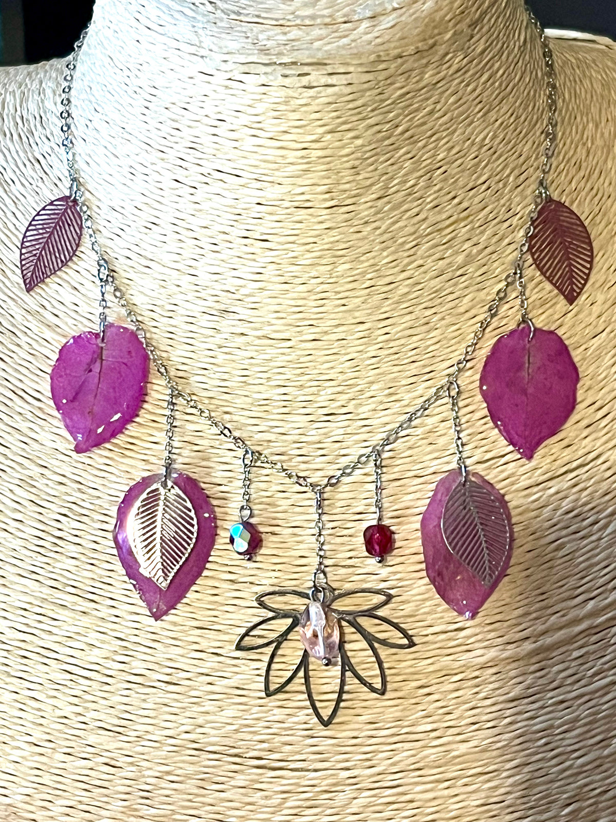 Collier en bougainvillier naturel rose | Bijou artisanal