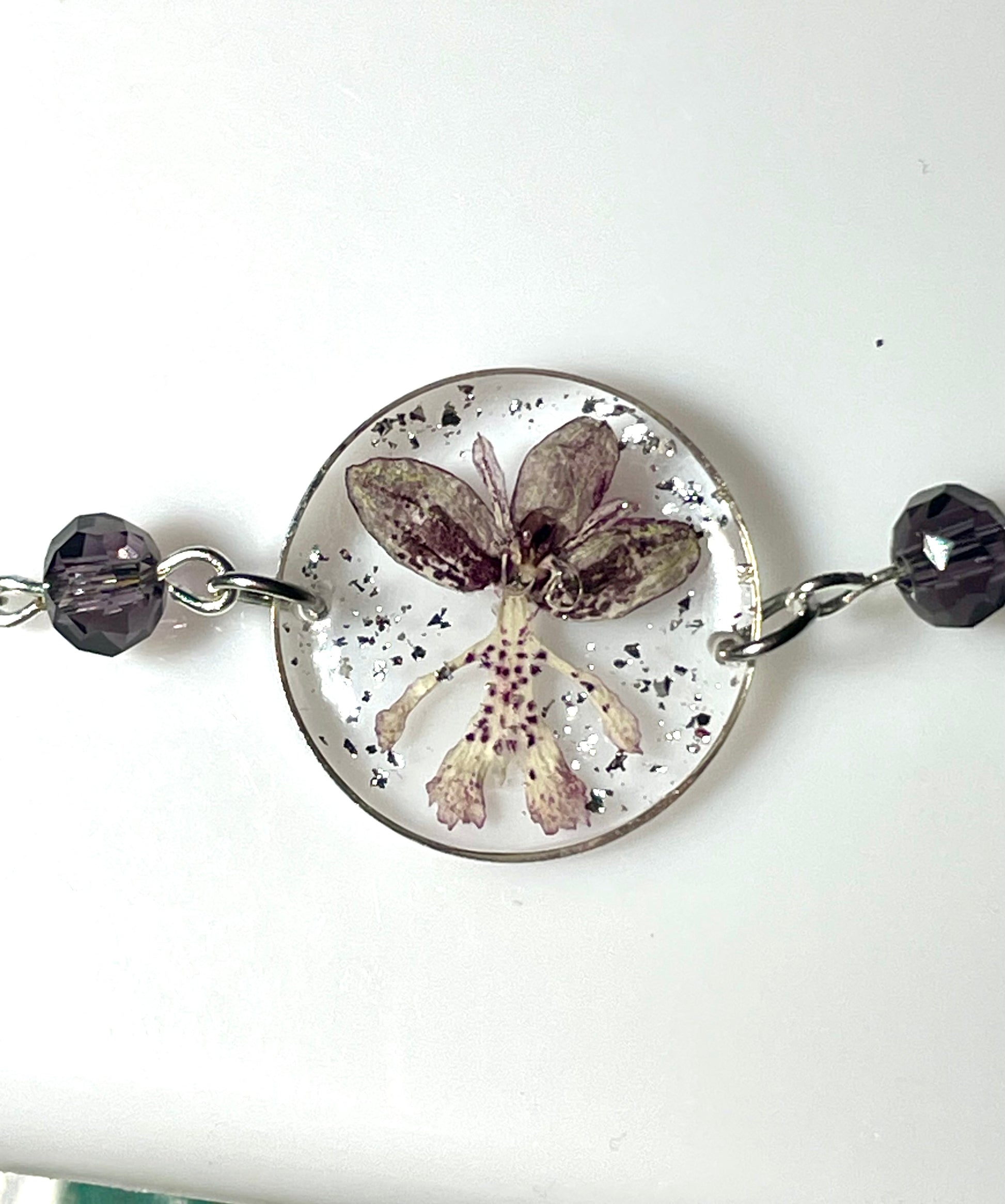 Bracelet mini orchidée Pentecôte & perles violettes - Aux fleurs de Chloé Bracelet mini orchidée Pentecôte & perles violettes Bracelet Bracelet