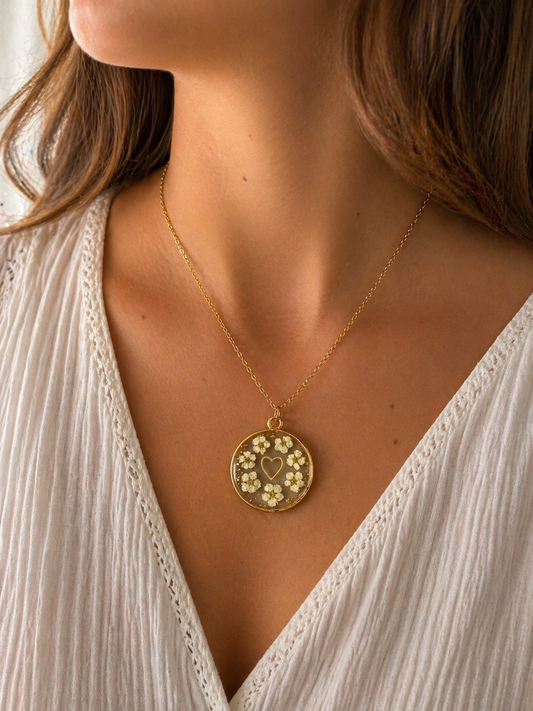 🌼 Collier médaillon fleurs de spirée
