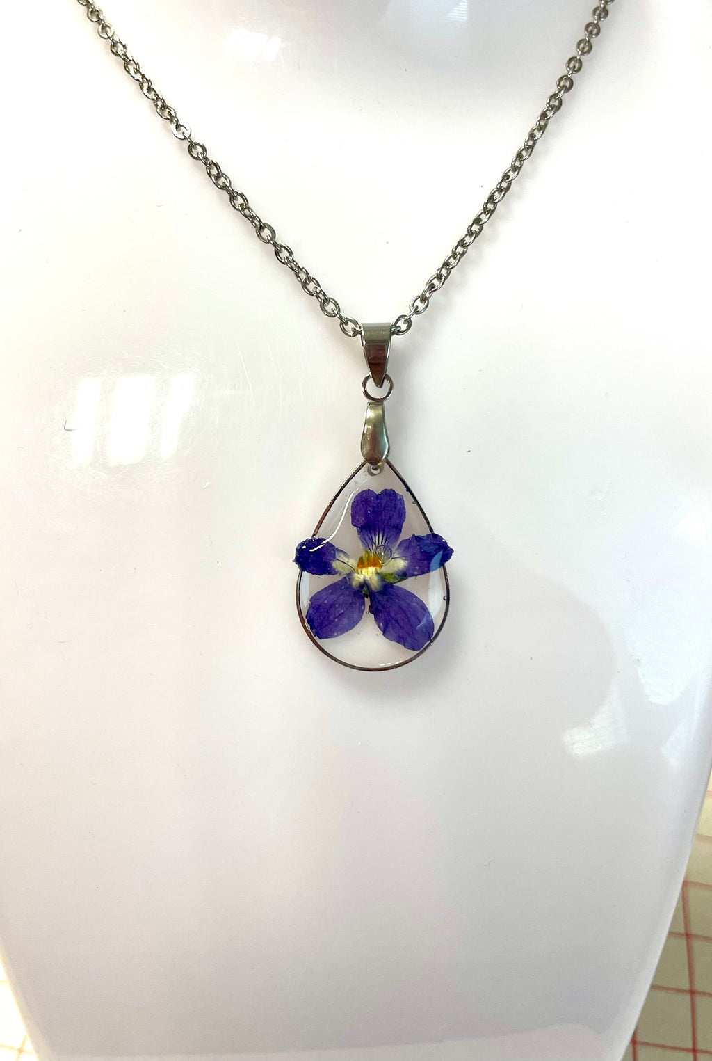 Pendentif petite larme de violette - Aux fleurs de Chloé Pendentif petite larme de violette Pendentif Pendentif