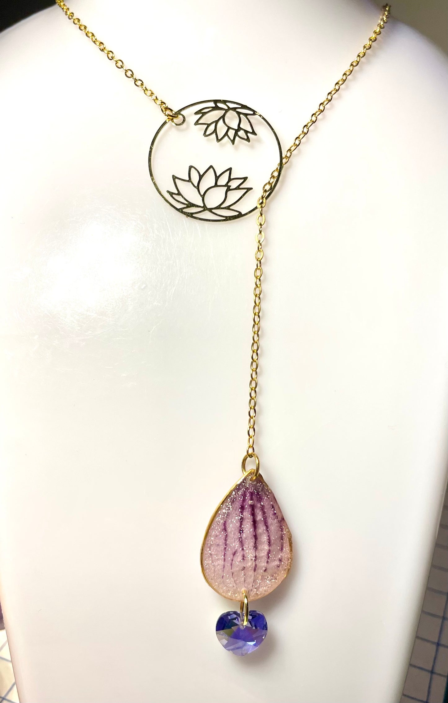 Collier ajustable larme pétale Orchidée , fleur de lotus - Aux fleurs de Chloé Collier ajustable larme pétale Orchidée , fleur de lotus Collier Collier