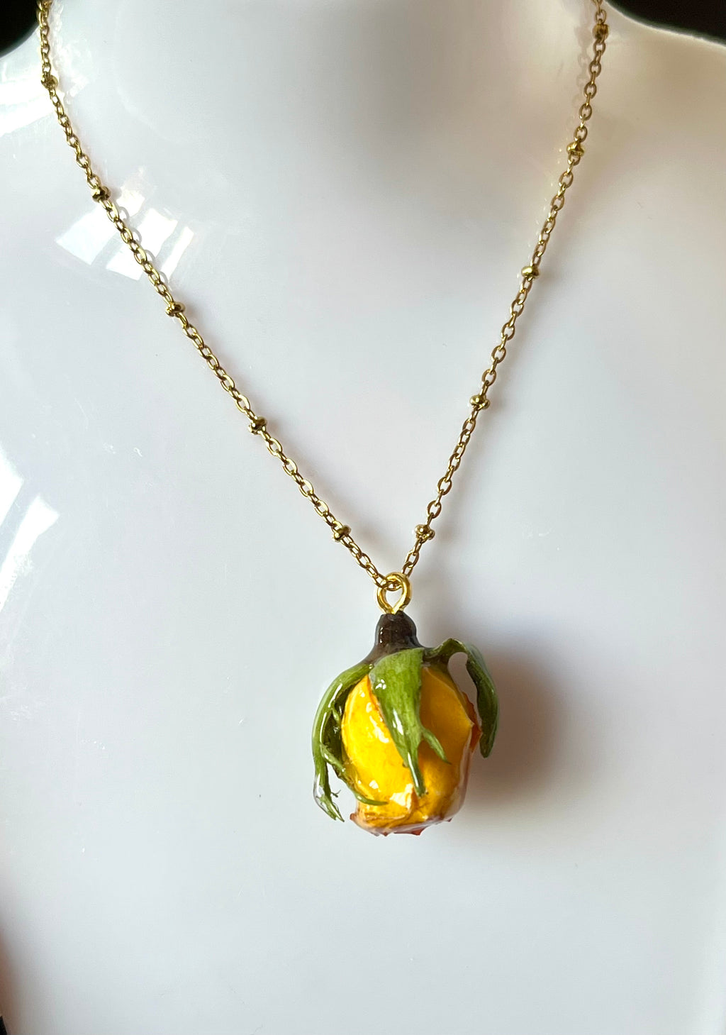 🌹 Collier Bouton de Rose Naturel – Bijou Floral en Résine