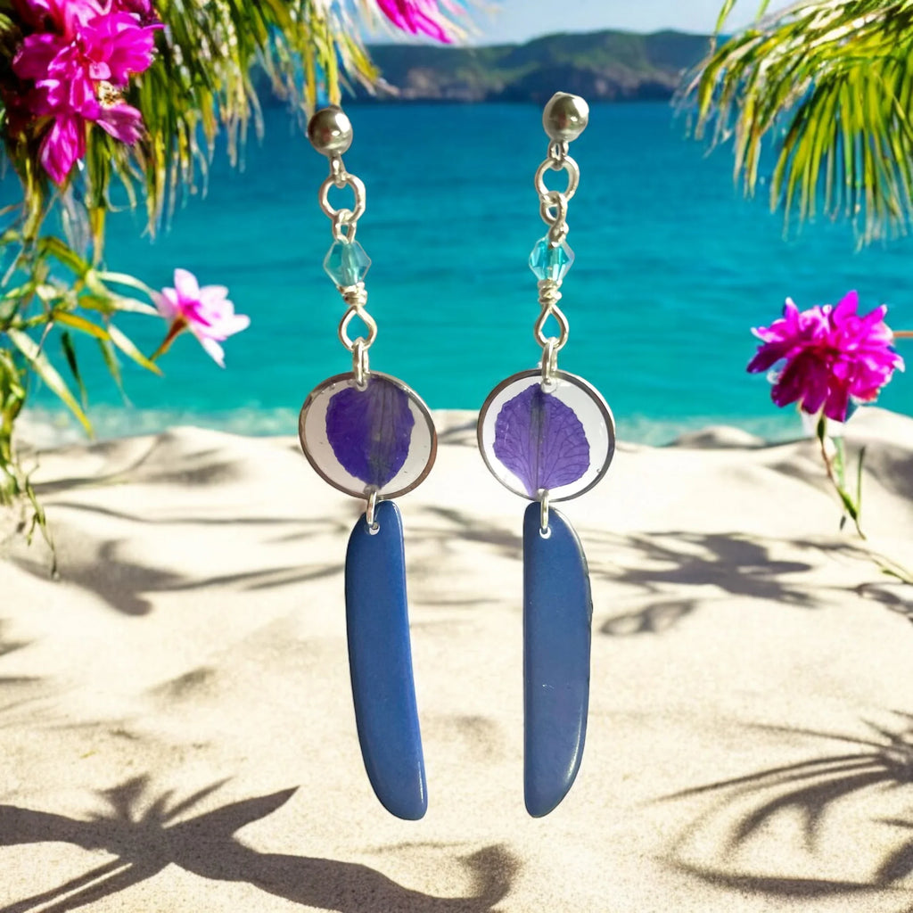 Boucles d’oreilles ivoire végétal bleu et pétale de pied d’alouette - Aux fleurs de Chloé Boucles d’oreilles ivoire végétal bleu et pétale de pied d’alouette Boucles d’oreilles Boucles d’oreilles