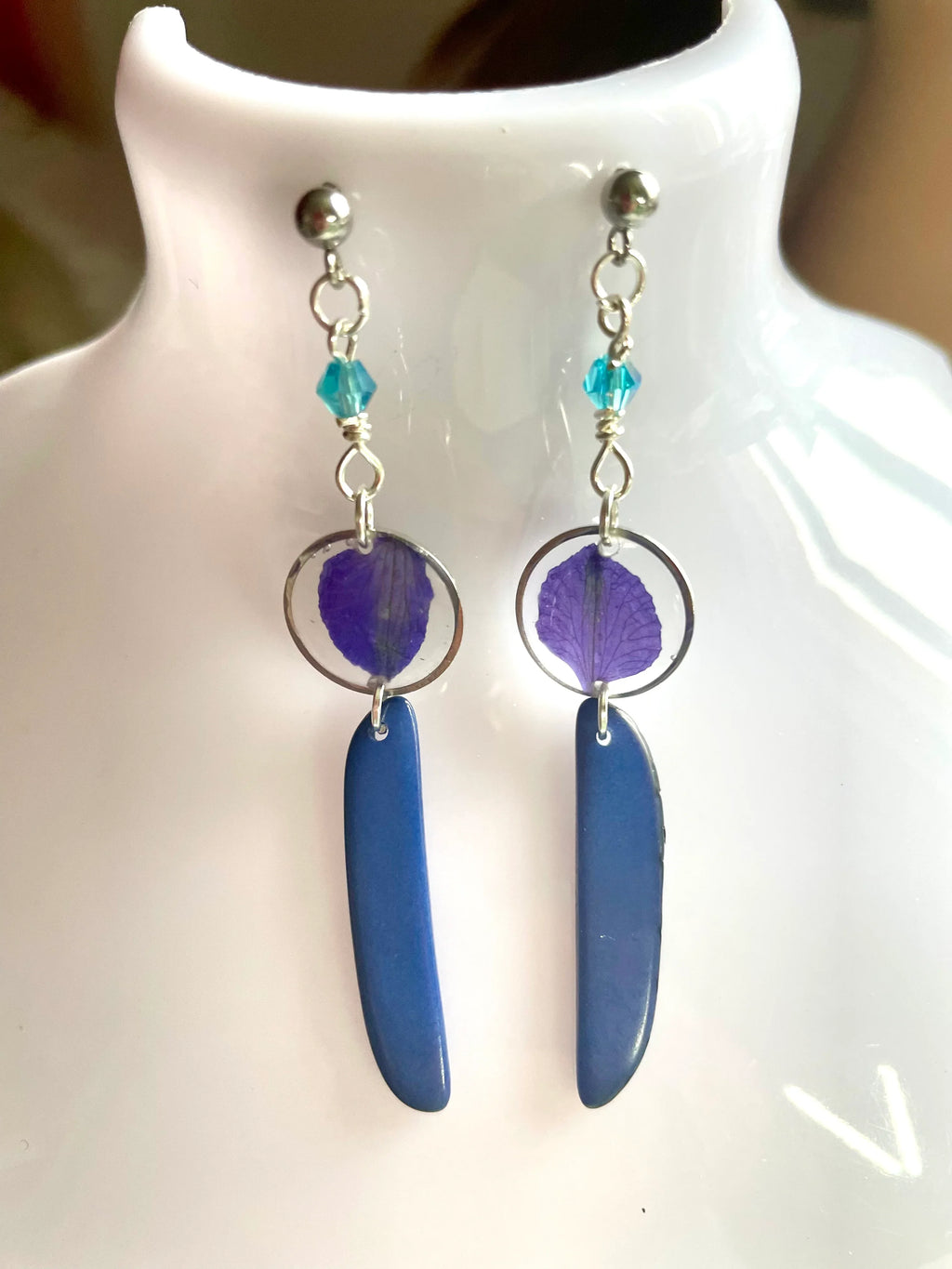 Boucles d’oreilles ivoire végétal bleu et pétale de pied d’alouette - Aux fleurs de Chloé Boucles d’oreilles ivoire végétal bleu et pétale de pied d’alouette Boucles d’oreilles Boucles d’oreilles