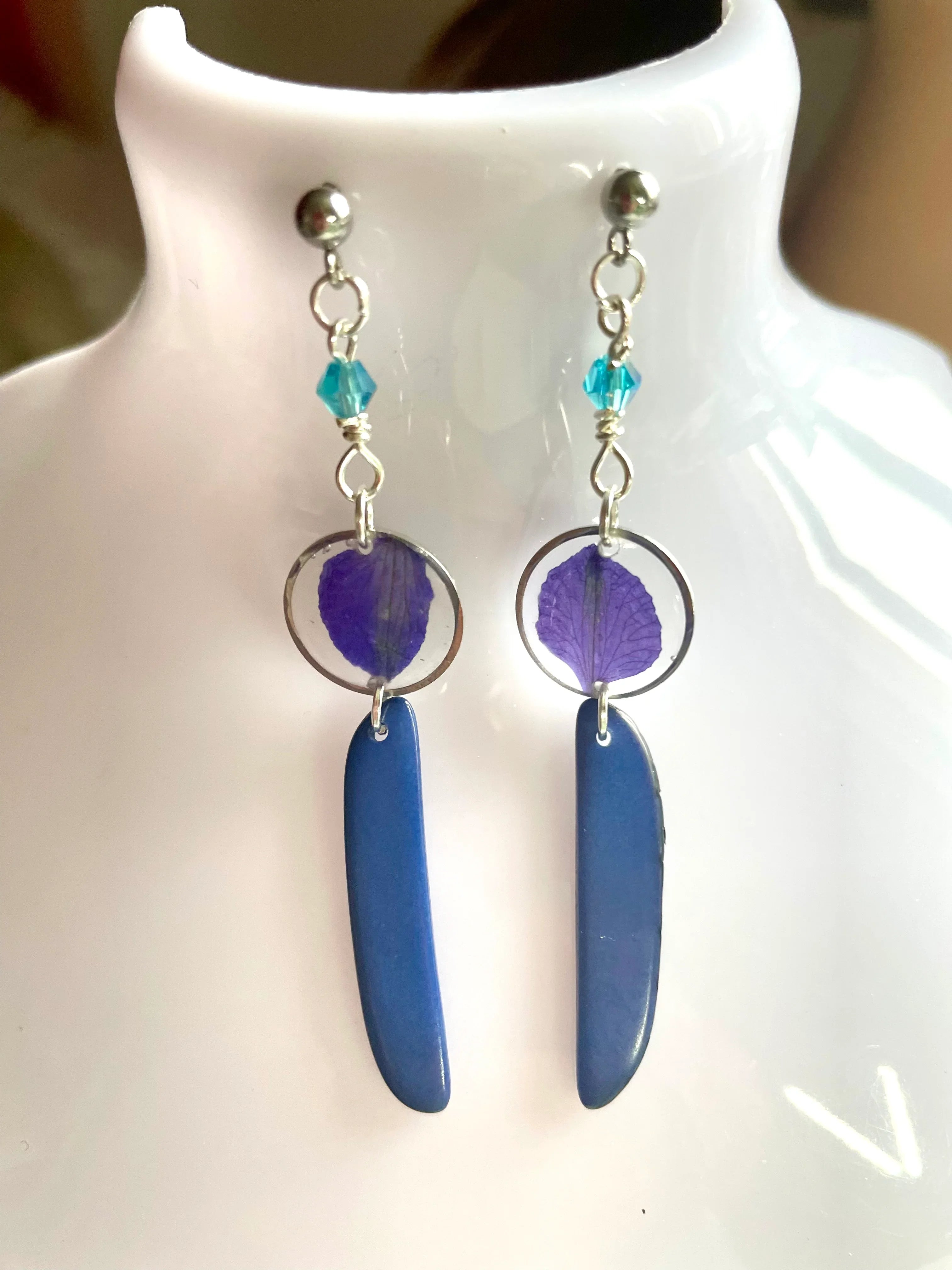 Boucles d’oreilles ivoire végétal bleu et pétale de pied d’alouette - Aux fleurs de Chloé Boucles d’oreilles ivoire végétal bleu et pétale de pied d’alouette Boucles d’oreilles Boucles d’oreilles