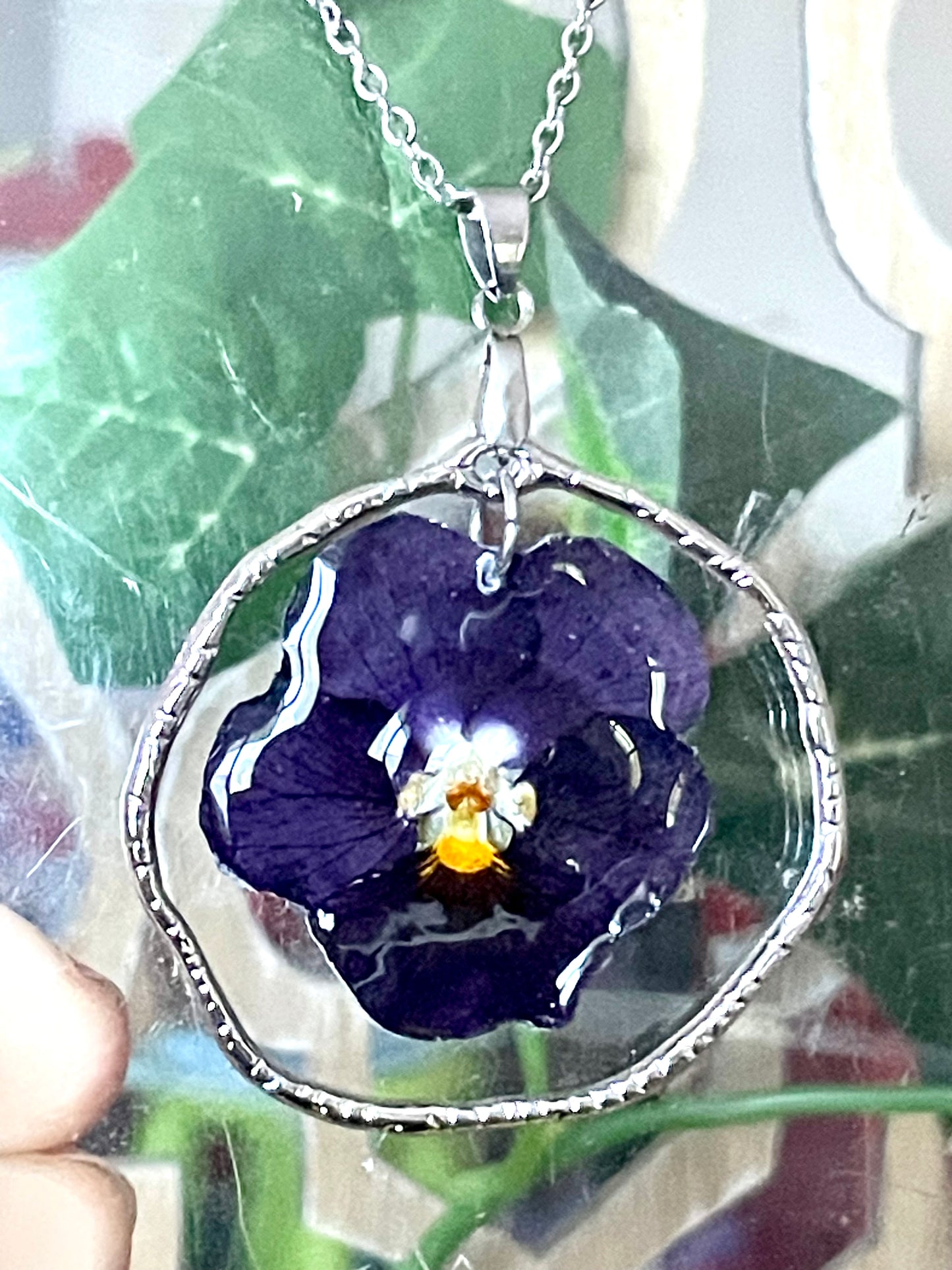 Collier argenté pensée violet foncé