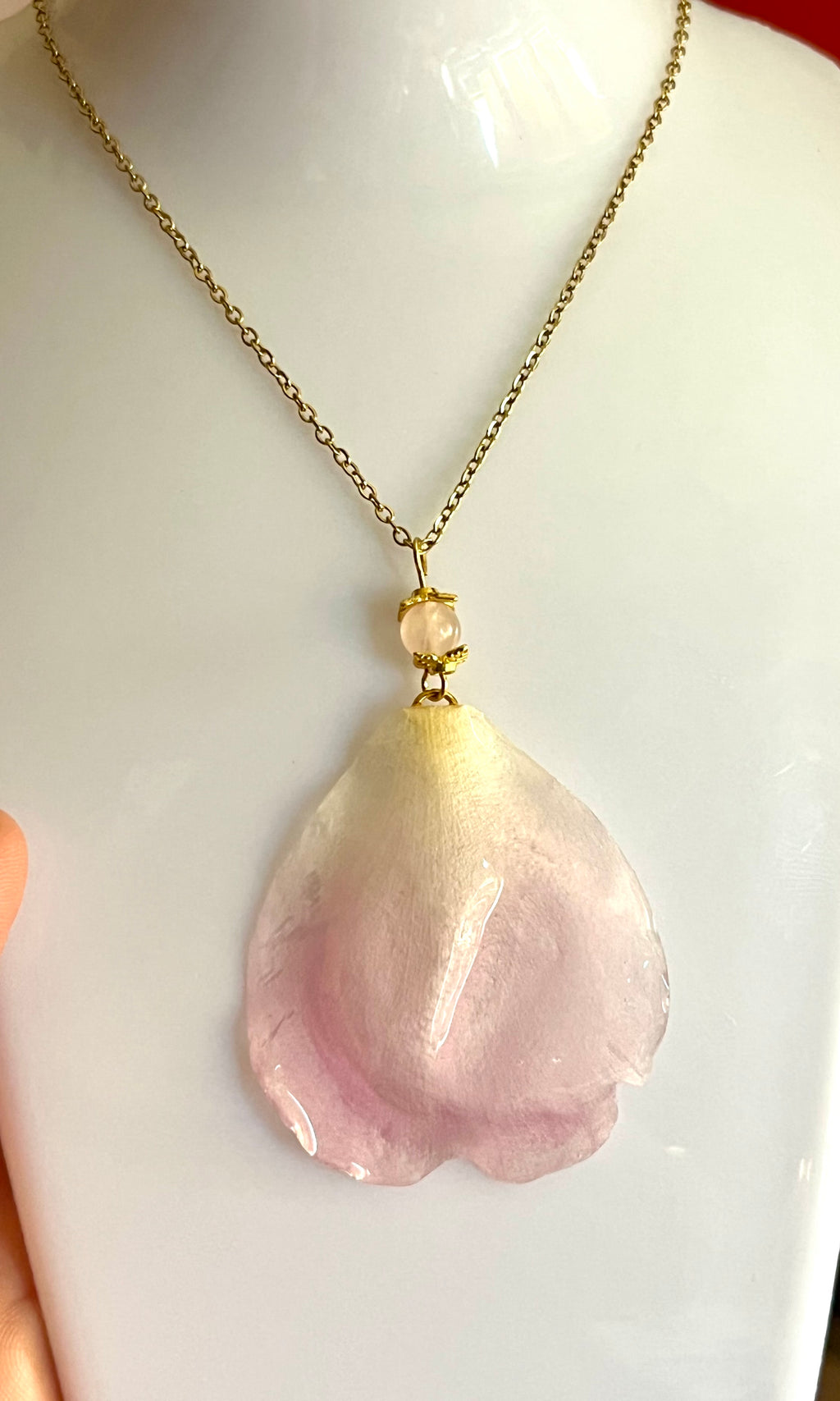Collier Pivoine naturelle – Bijou artisanal en résine