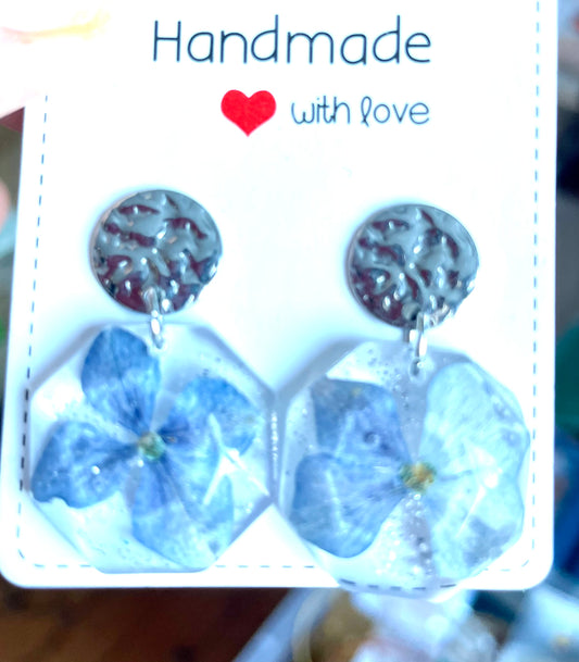 Boucles d’oreilles hortensia bleu hexagones - Aux fleurs de Chloé Boucles d’oreilles hortensia bleu hexagones Boucles d’oreilles Boucles d’oreilles