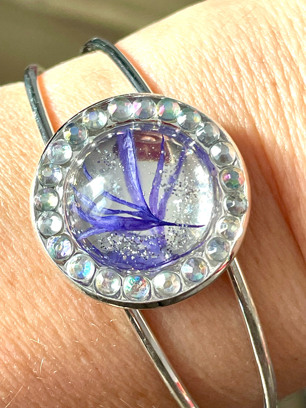 Bracelet manchette Bleuet & strass - Aux fleurs de Chloé Bracelet manchette Bleuet & strass Bracelet Bracelet