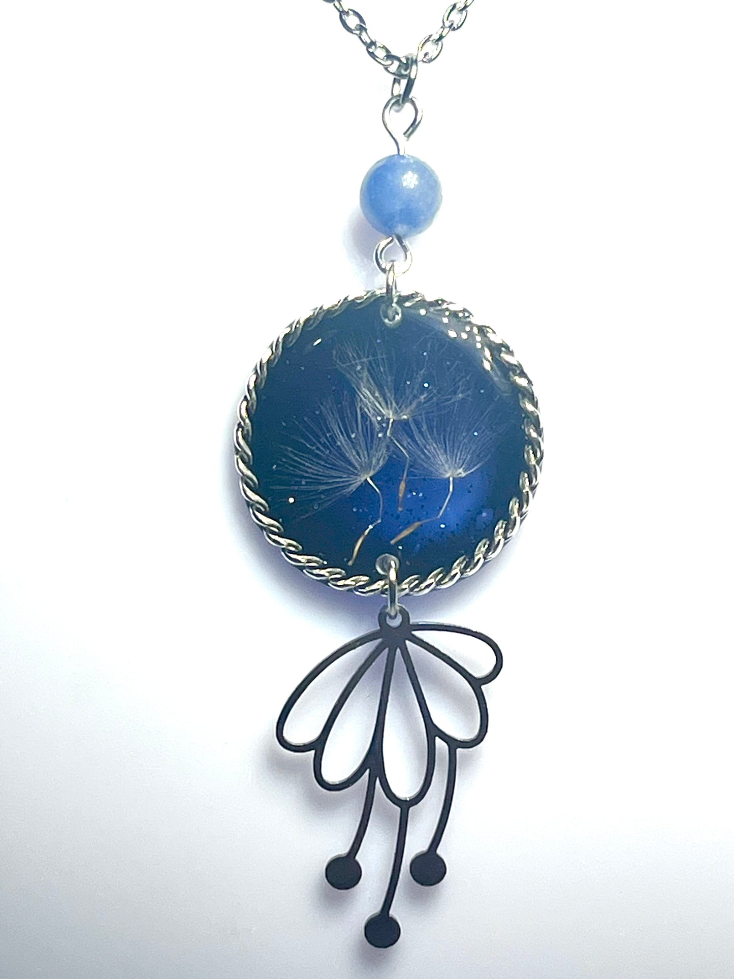 Collier pendentif artisanal – Fleur de pissenlit sur fond bleu nuit