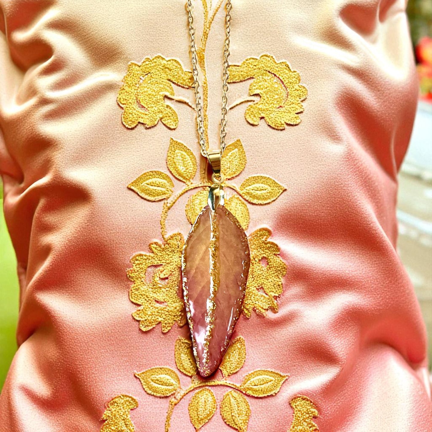 Collier feuille Amaranthe pailleté d’or