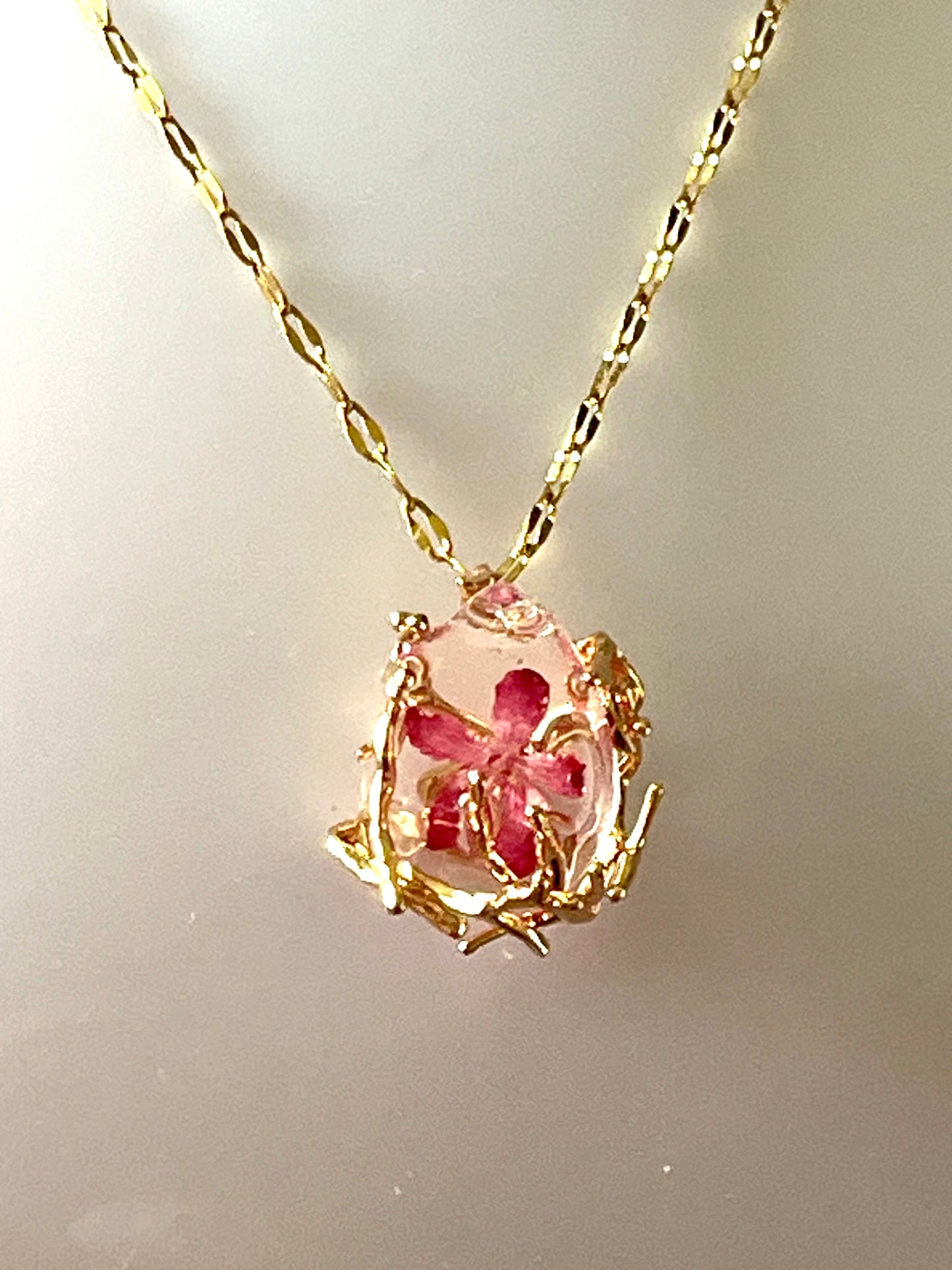 Collier “Éclat Floral” – Fleur naturelle de Groseillier
