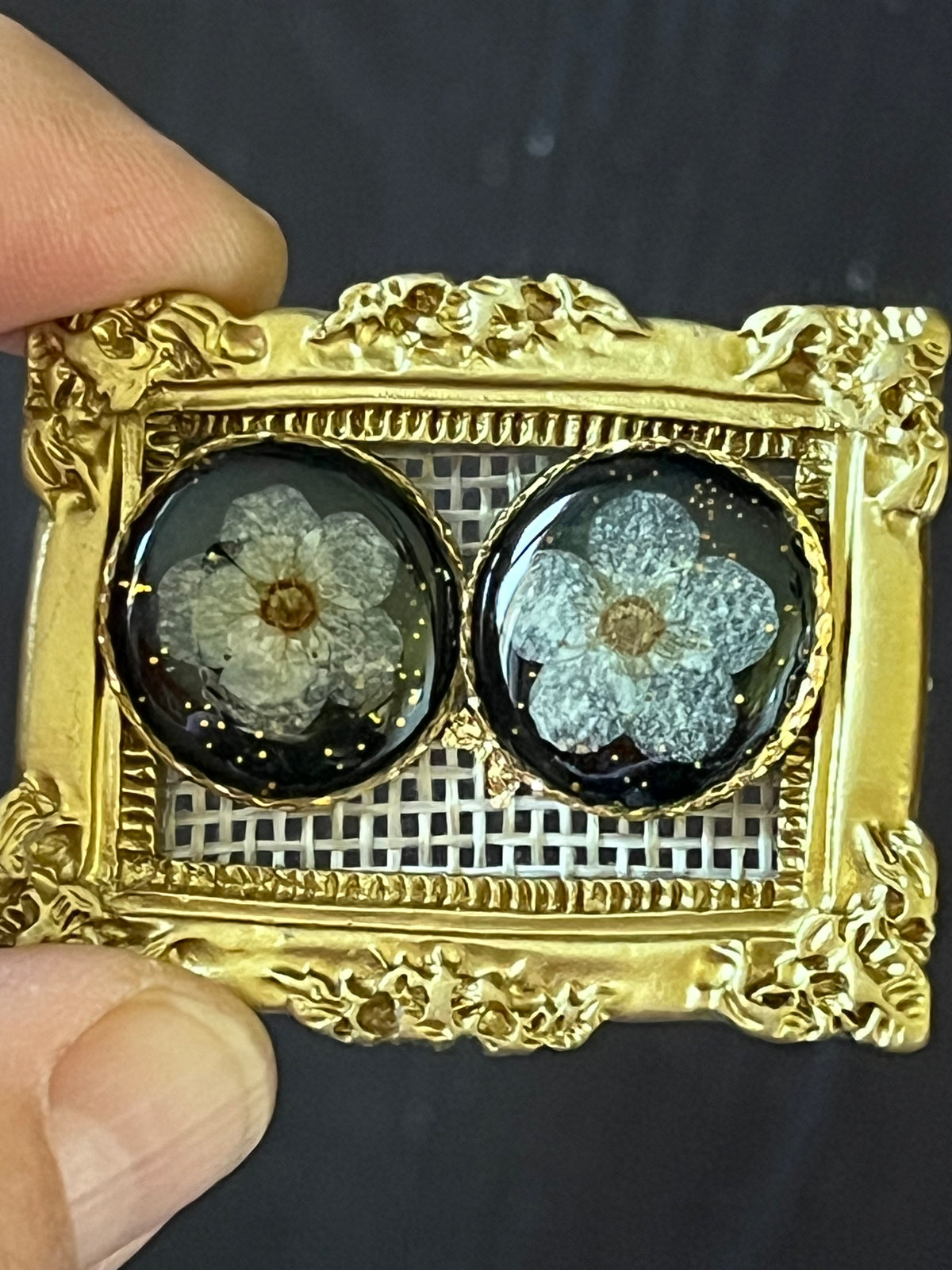Boucles d’oreilles puces Spirée – Fleurs naturelles et cadre doré