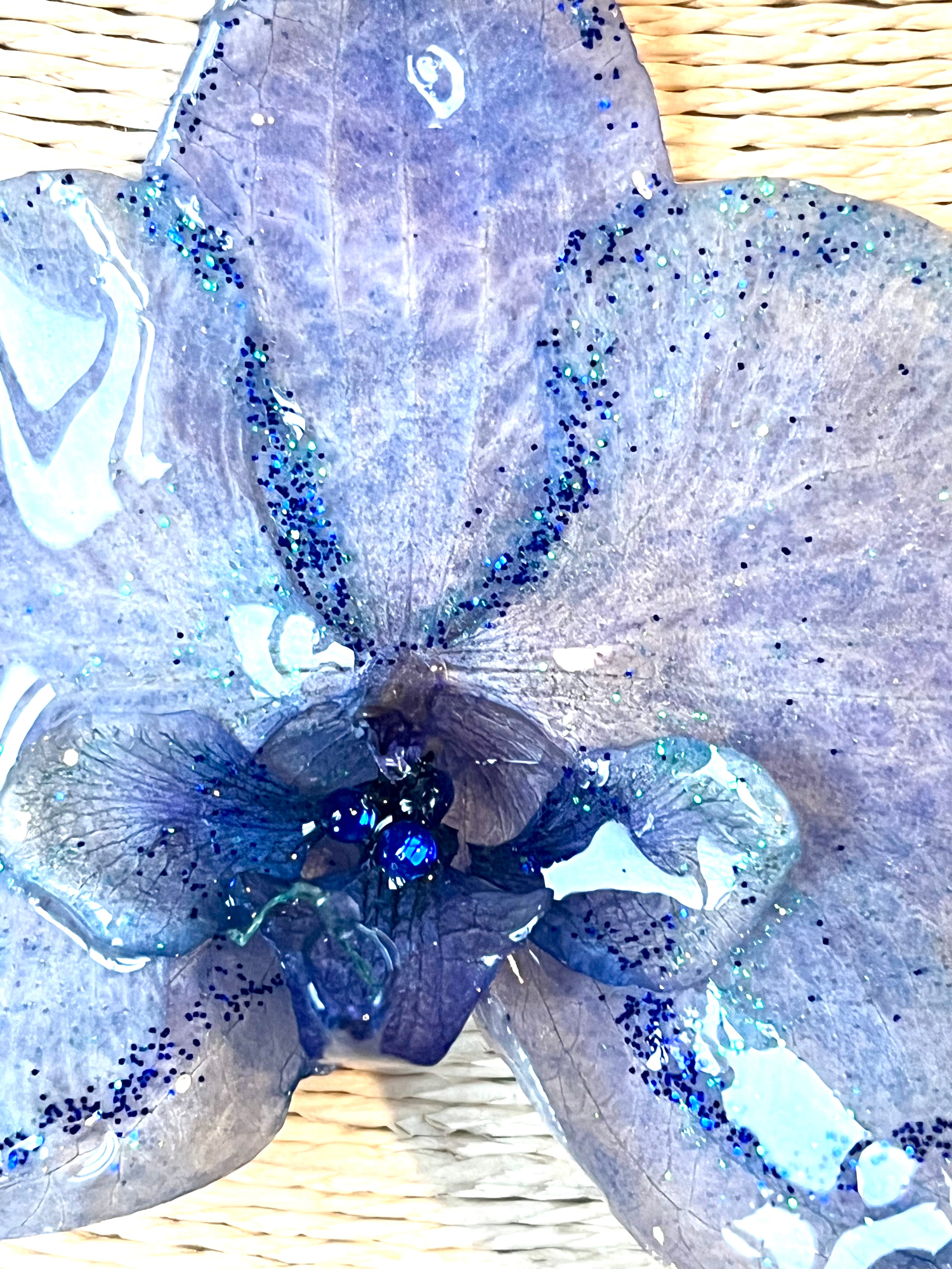 Collier Orchidée Bleue – Bijou floral artisanal