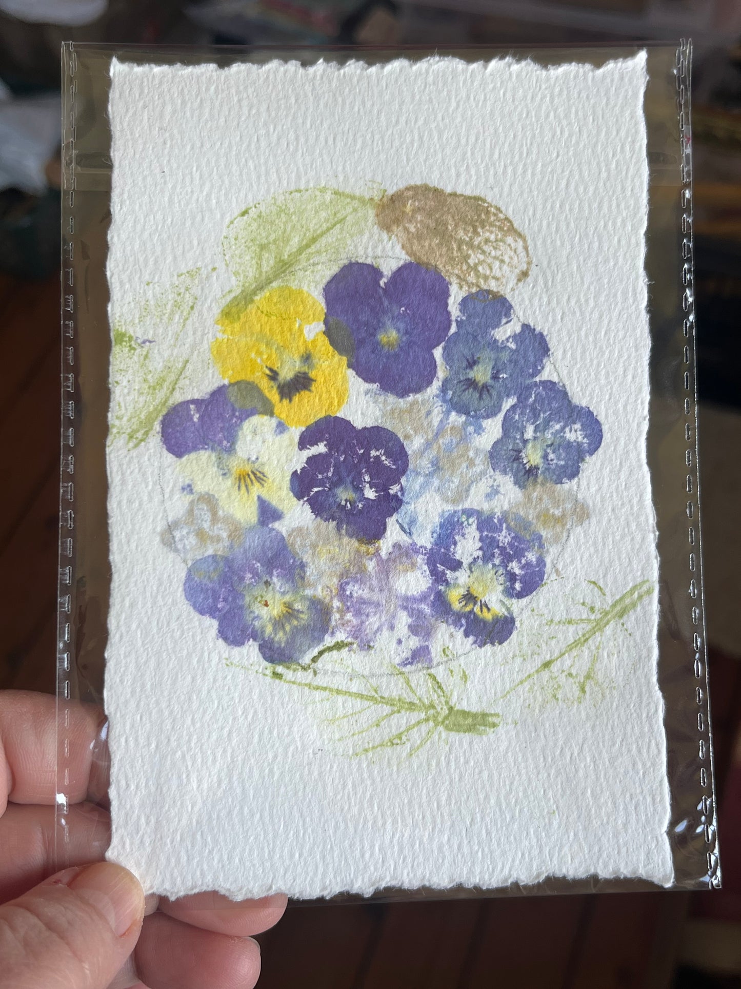 Carte artisanale en impression végétale – Fleurs naturelles (pensées)