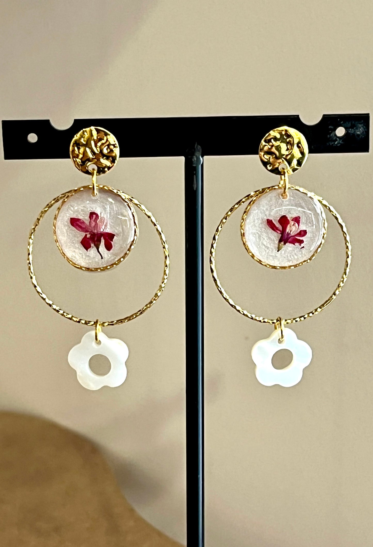 Boucles d’oreilles bohème fleurs séchées – Doré & nacre