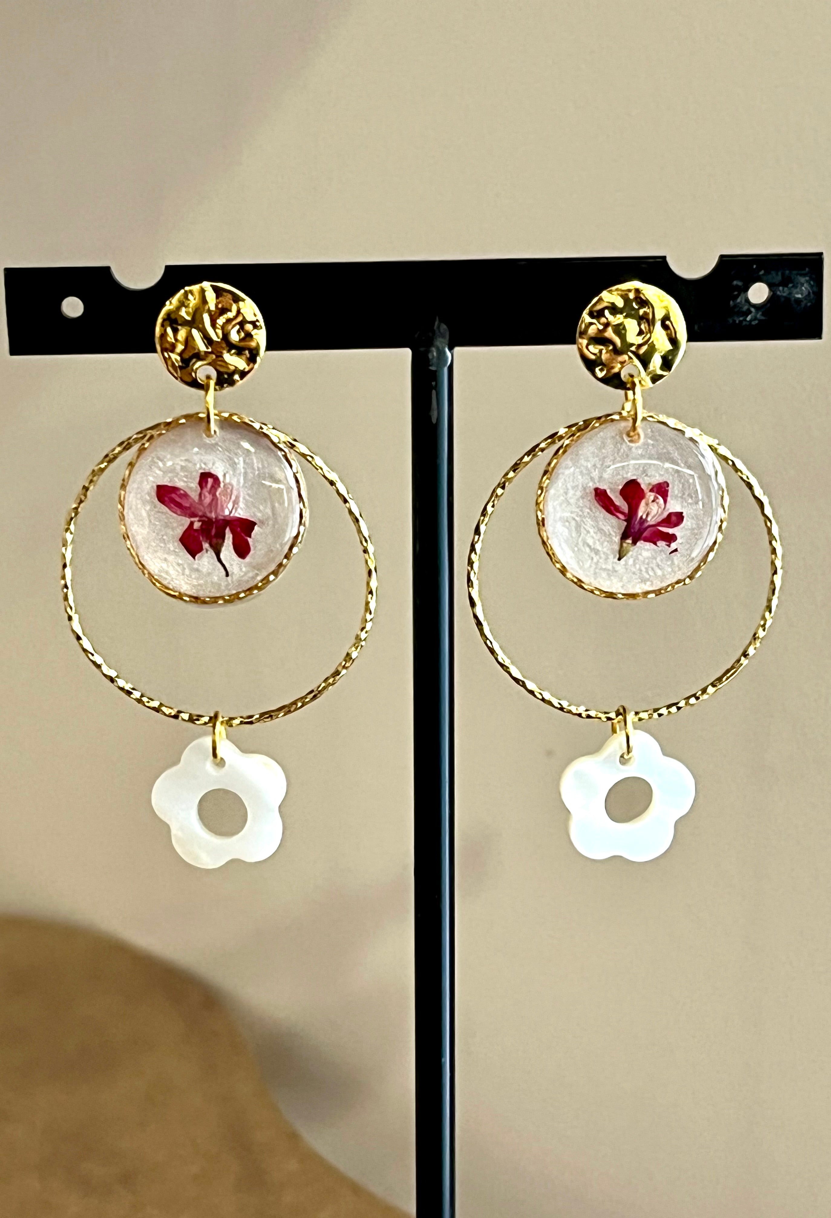 Boho Dried Flower Earrings – Gold & Mother-of-Pearl