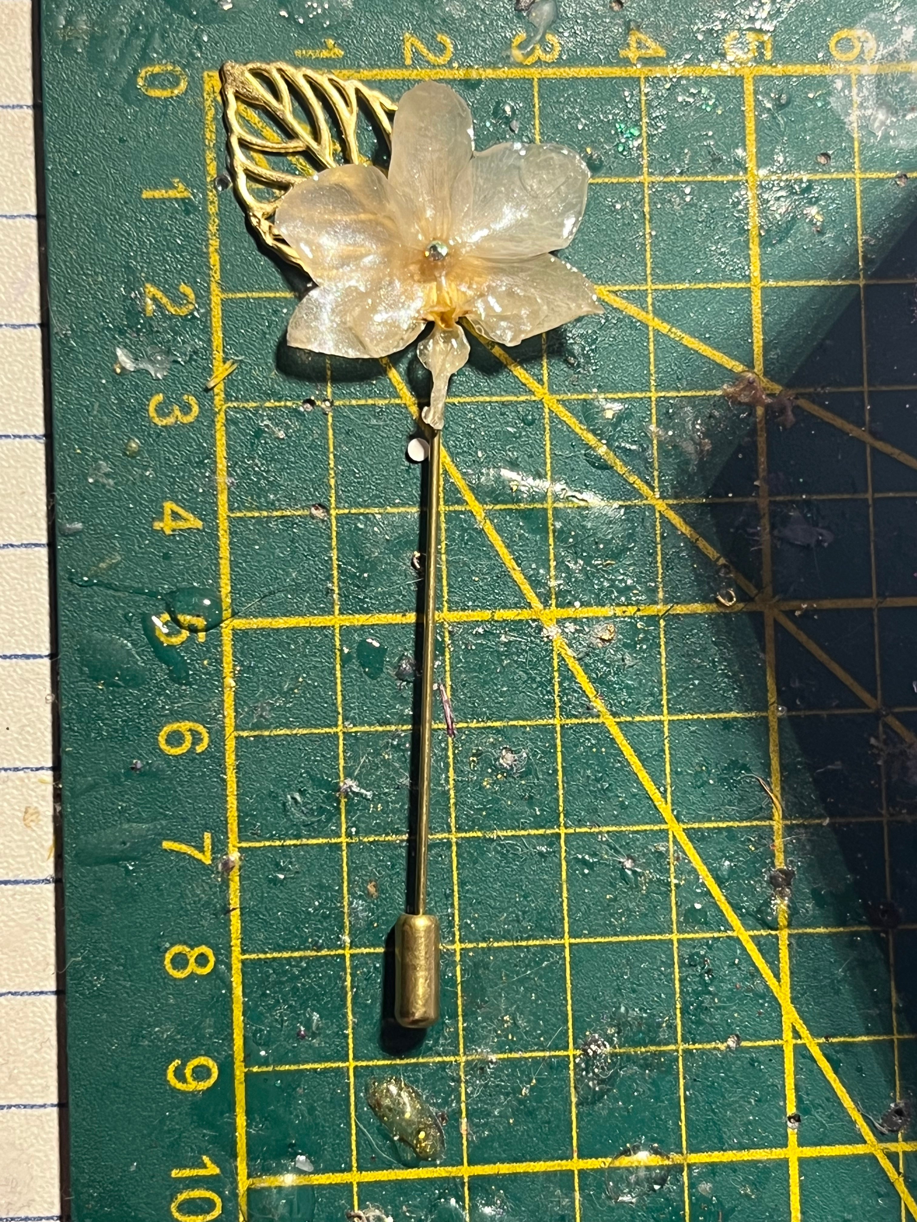 Épingle broche mini orchidée blanche