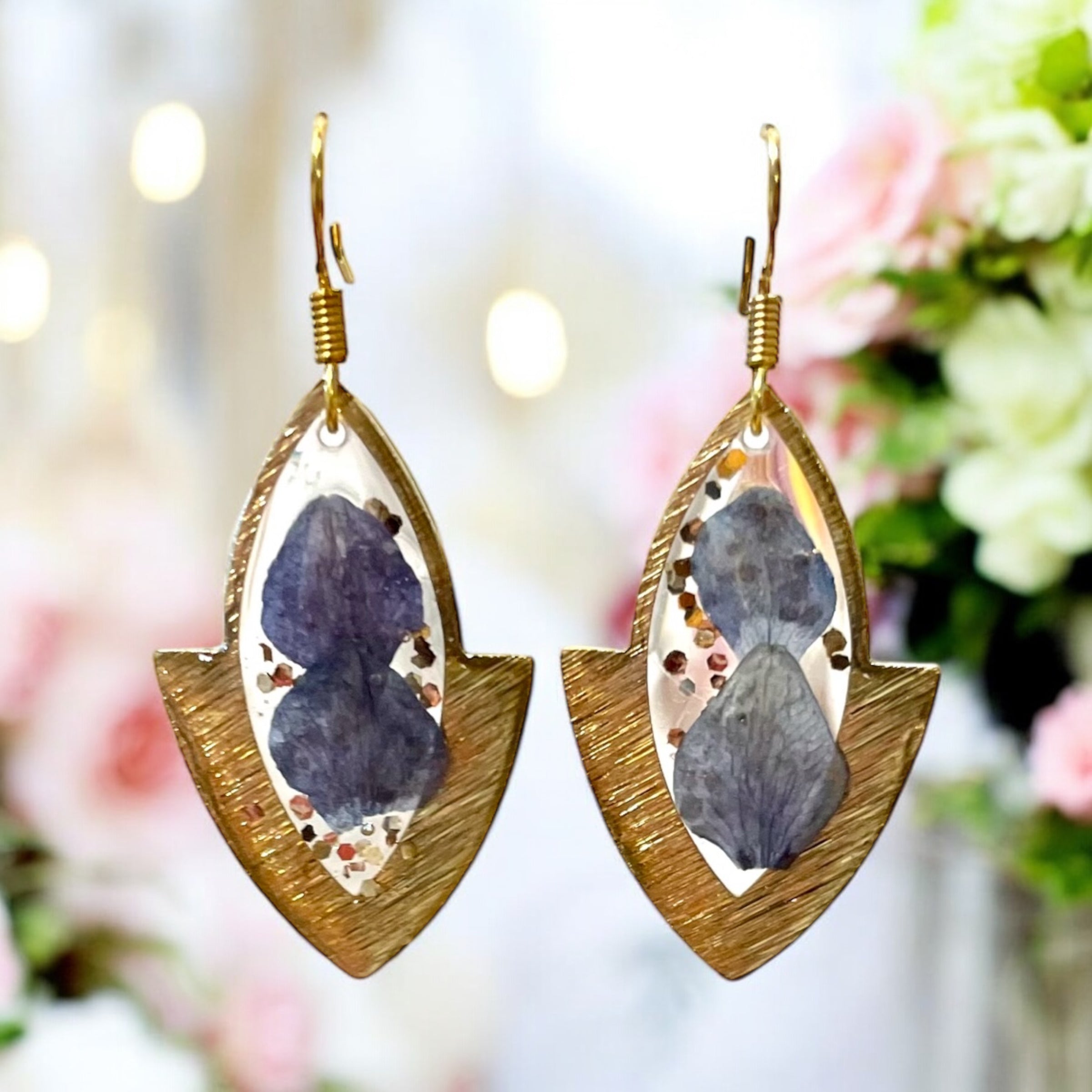 Boucles d’oreilles pétales d’hortensia bleu & paillettes bronze - Aux fleurs de Chloé Boucles d’oreilles pétales d’hortensia bleu & paillettes bronze Boucles d’oreilles Boucles d’oreilles