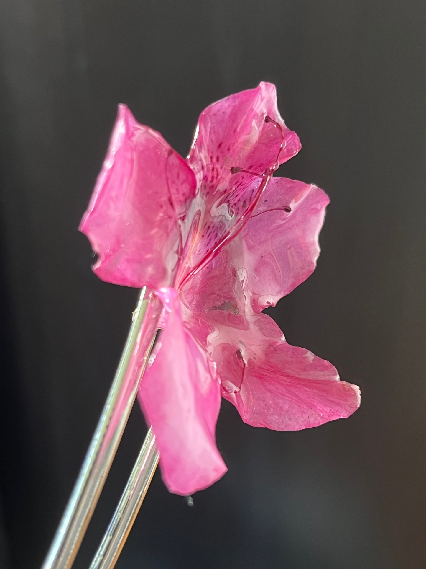 Pic à cheveux fleur naturelle Rhododendron rose – Accessoire bohème élégant