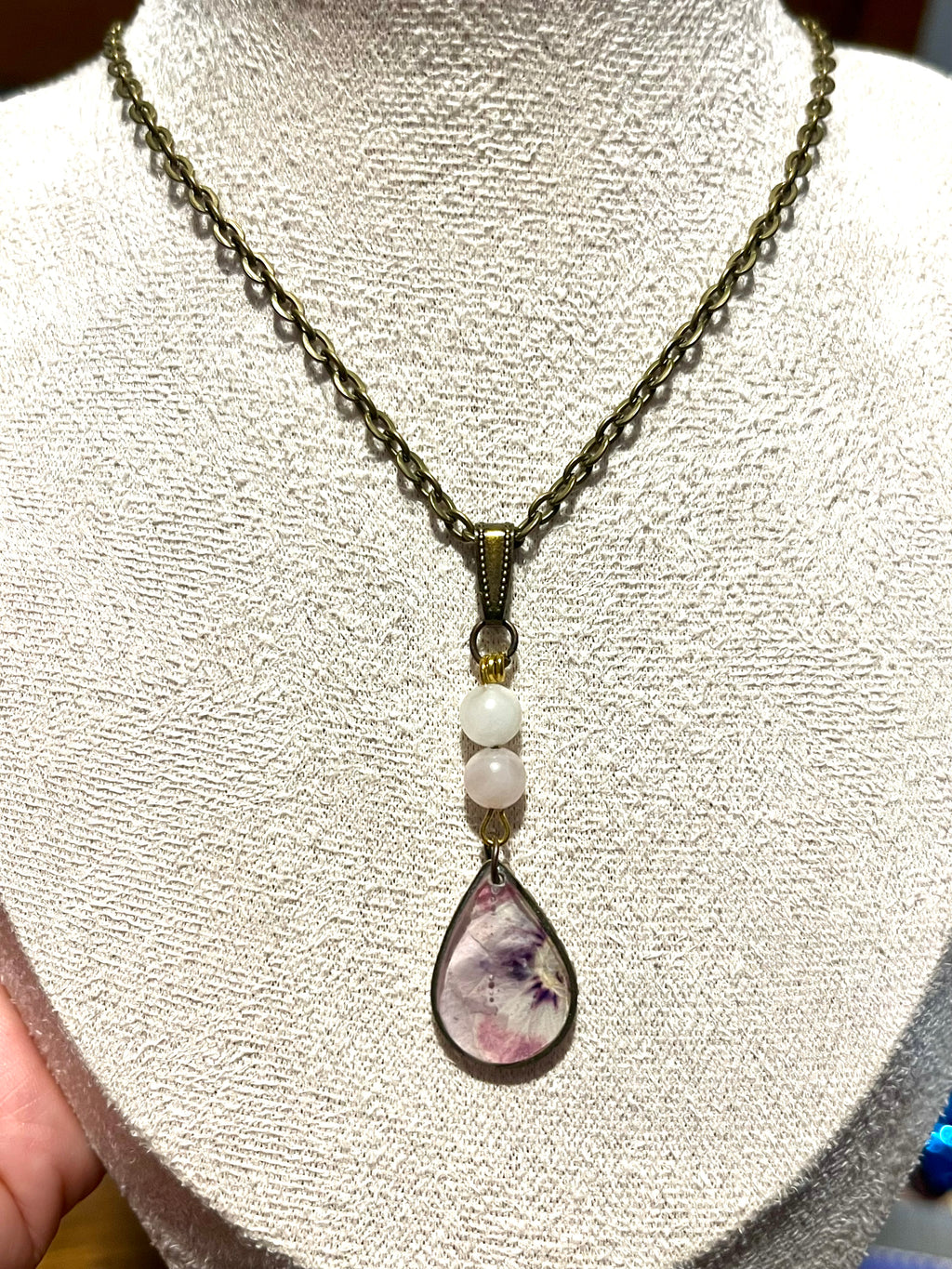 Collier « Pensée & Quartz Rose »

Collier artisanal avec fleur naturelle et pierres naturelles