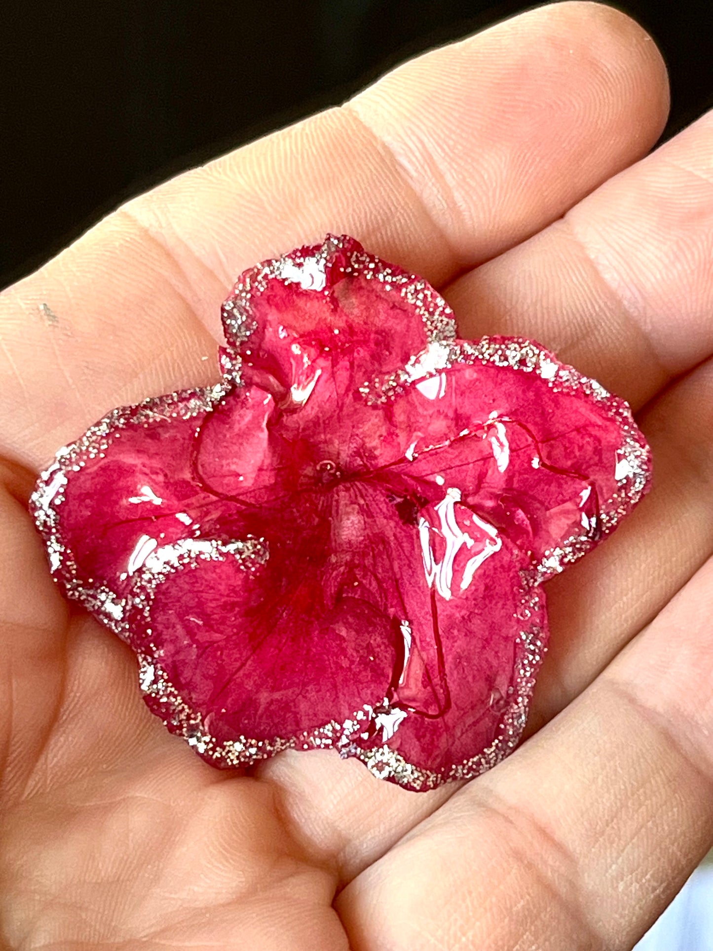 Broche « Azalée Éternelle » – Fleur naturelle préservée