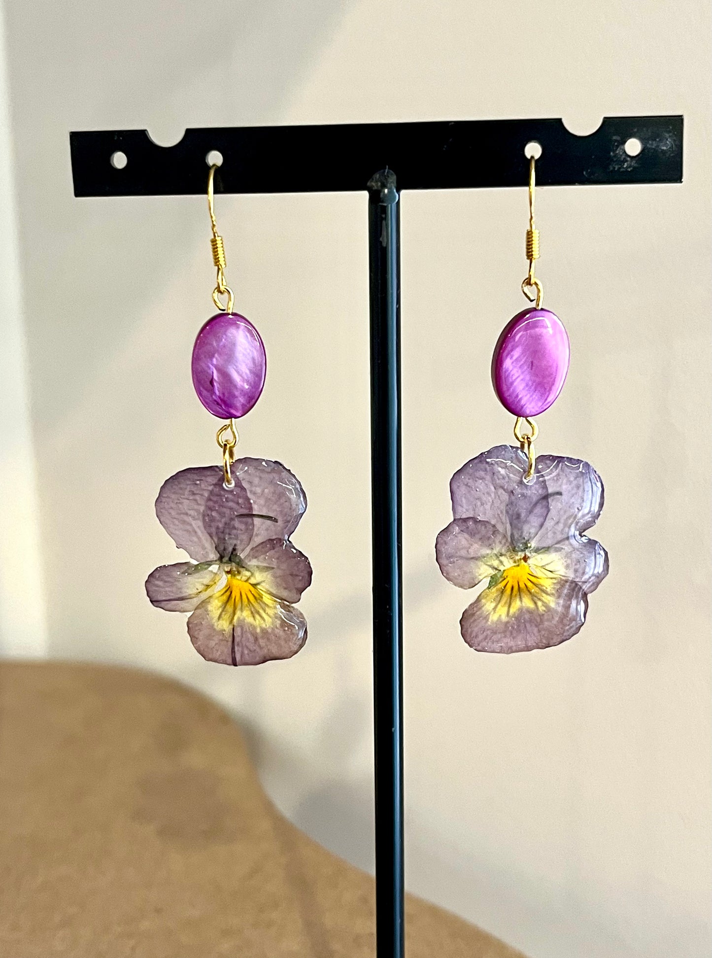 Boucles d’Oreilles Pensées Naturelles & Nacre – Éclat Bohème