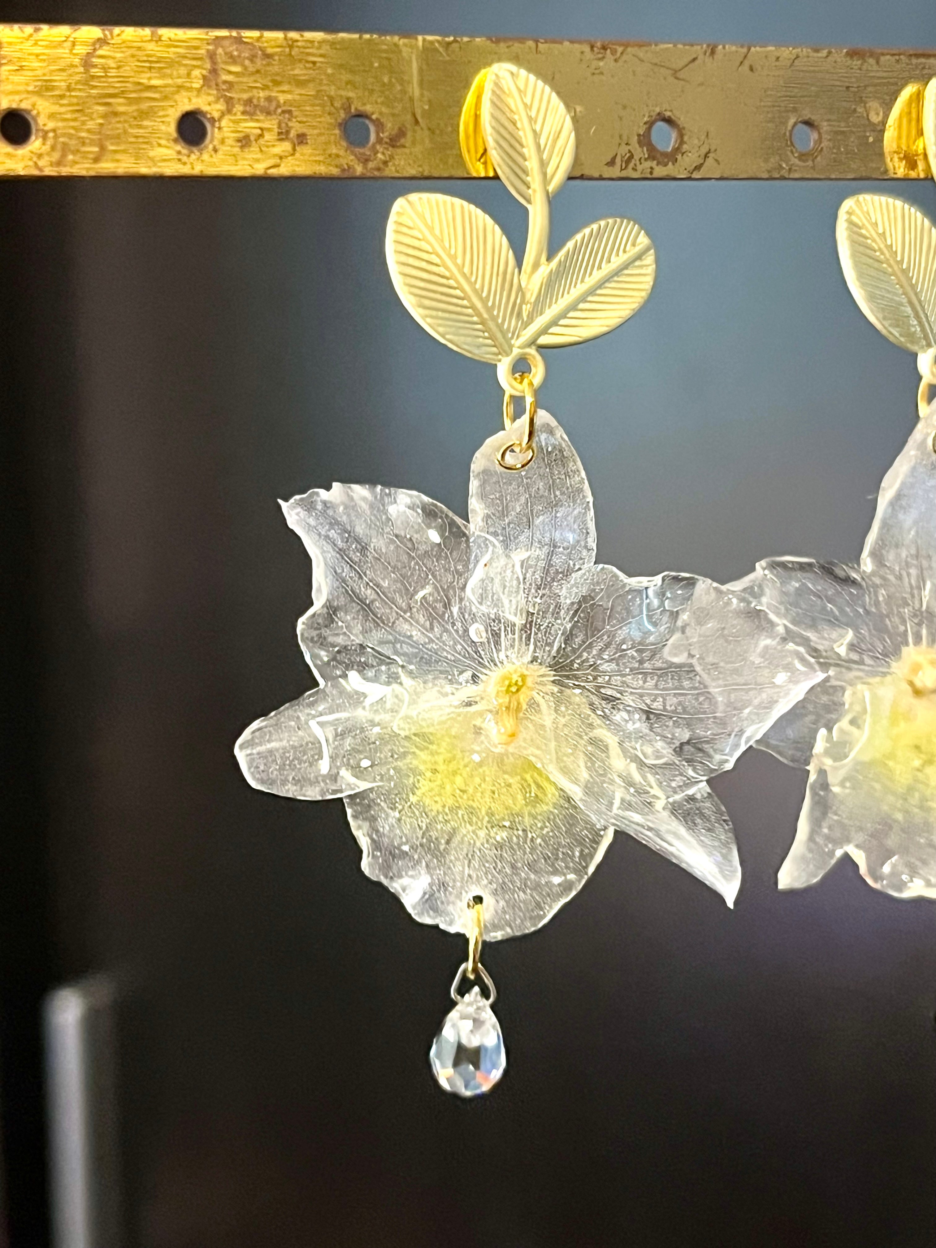Boucles d’oreilles Orchidée Bambou – Fleur naturelle résinée