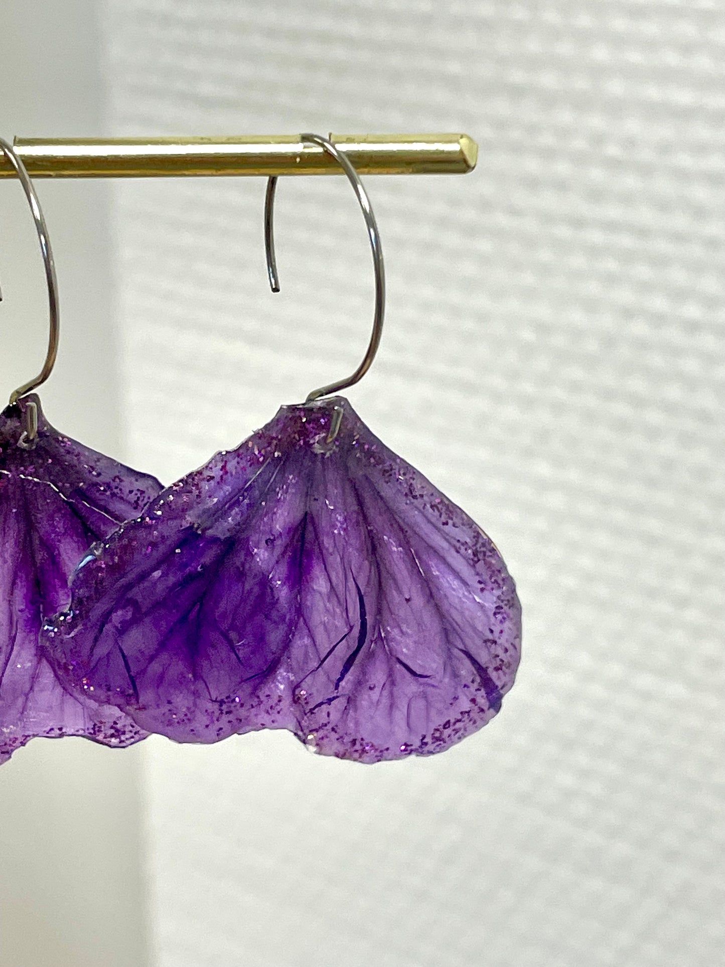 Boucles d’oreilles pétales de Mauve - Aux fleurs de Chloé Boucles d’oreilles pétales de Mauve Boucles d’oreilles Boucles d’oreilles