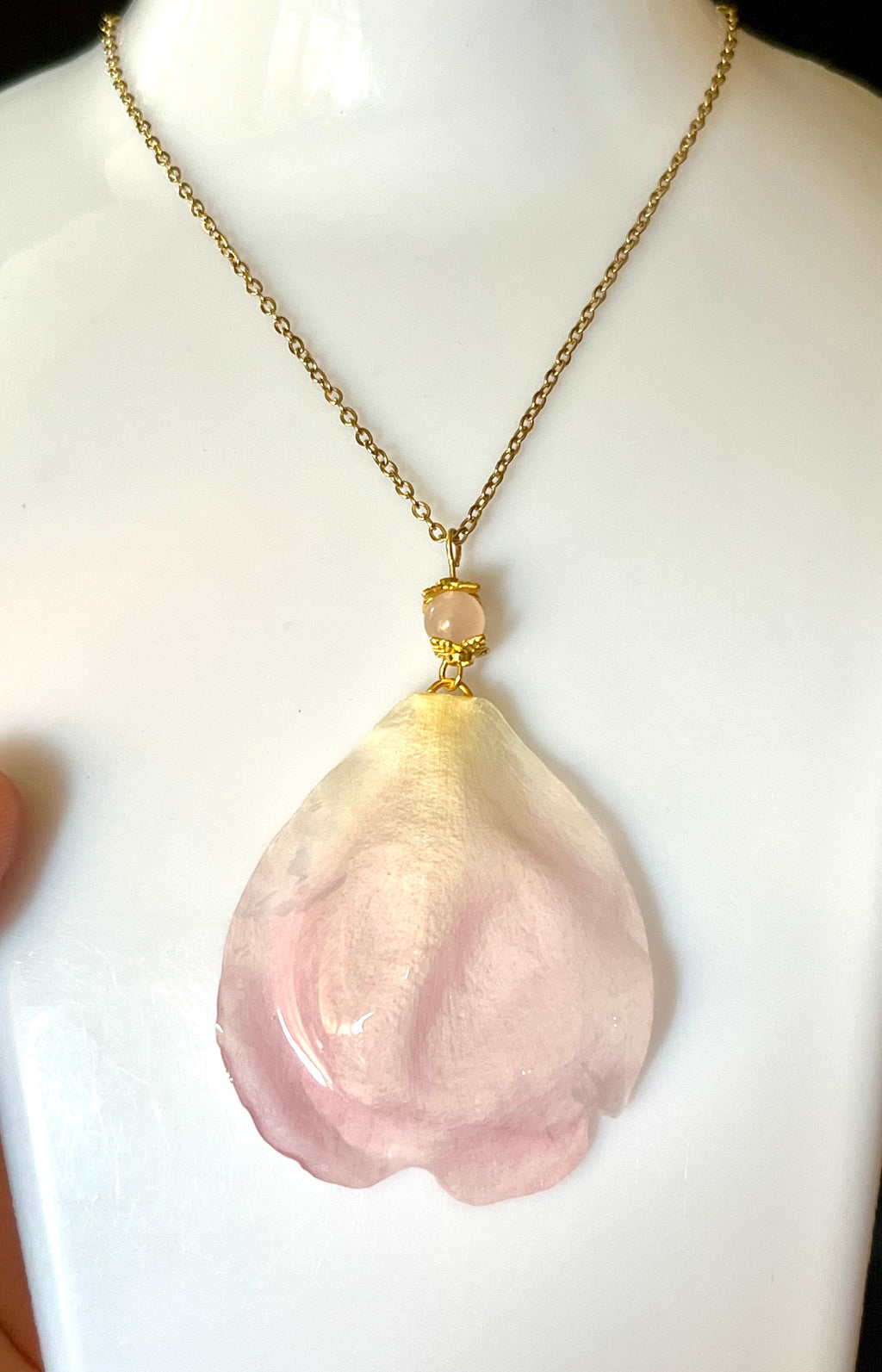 Collier Pivoine naturelle – Bijou artisanal en résine