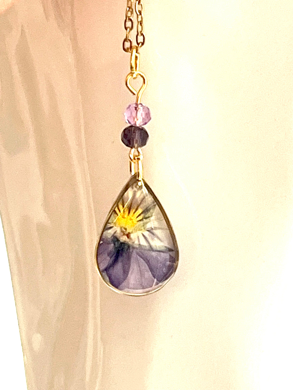 Collier goutte en résine – Fleur de pensée naturelle