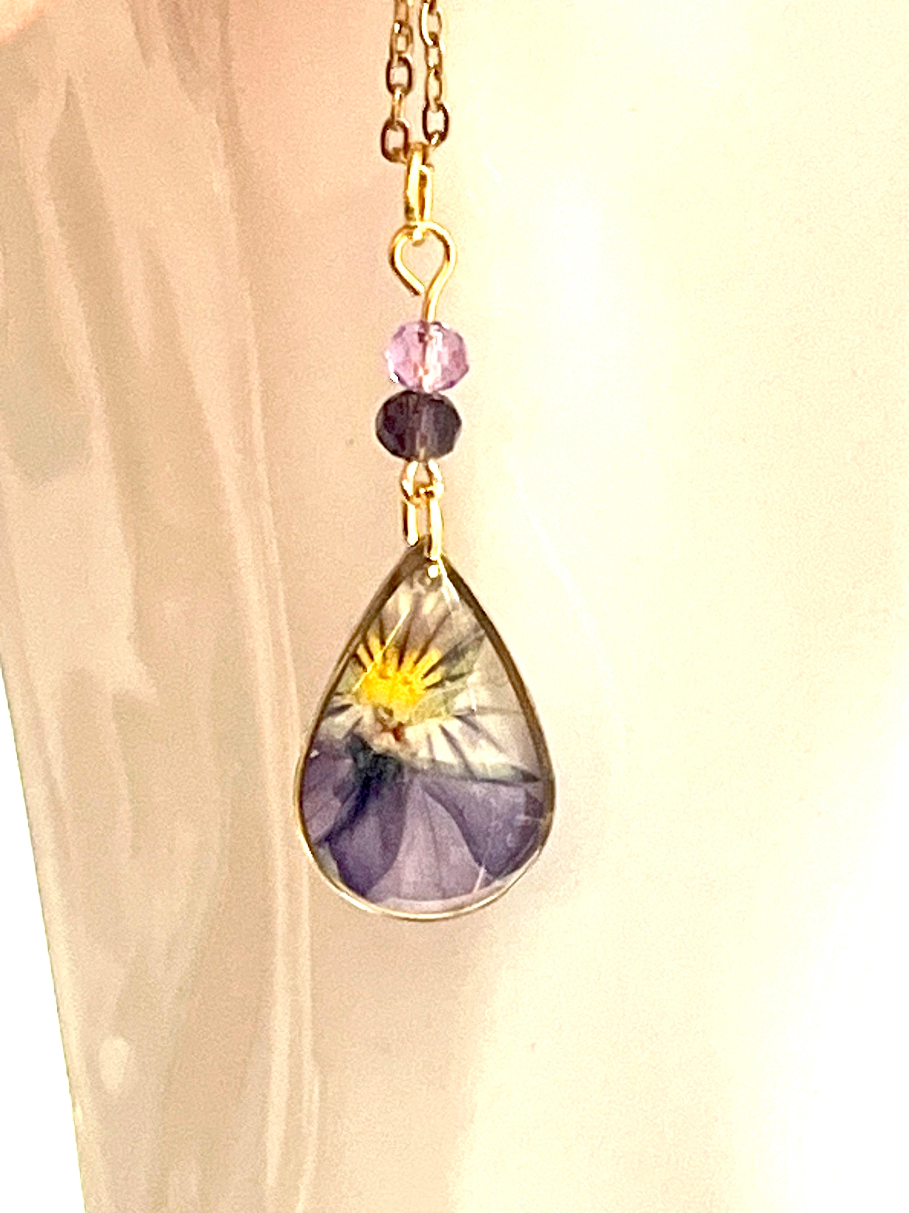 Collier goutte en résine – Fleur de pensée naturelle