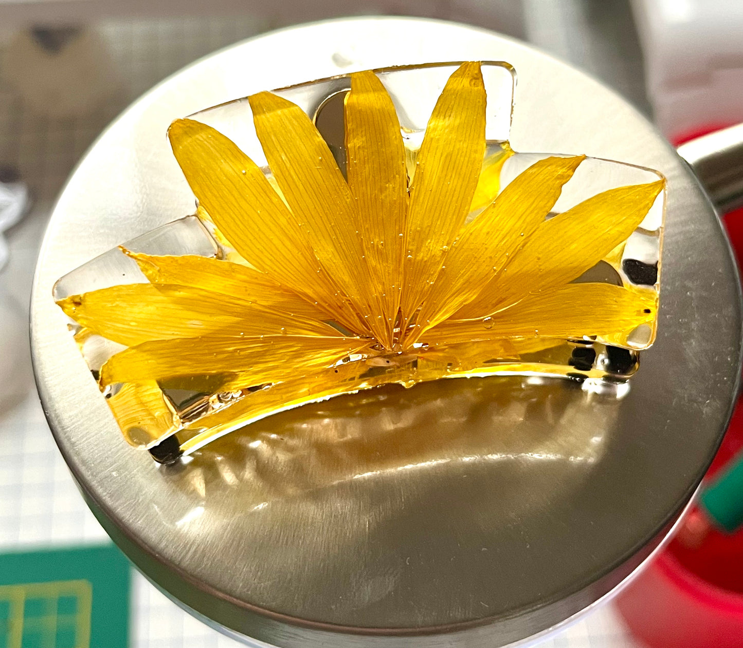 Pince à cheveux fleurs naturelles jaunes en résine artisanale